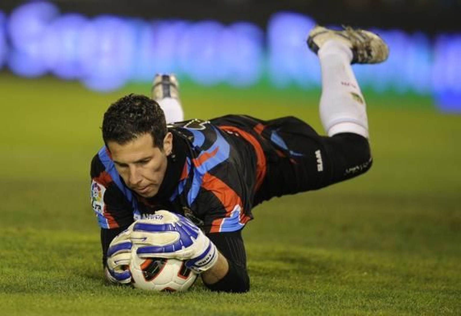 El Sevilla pierde un punto en el descuento frente al Racing (3-2). / Félix Ordóñez