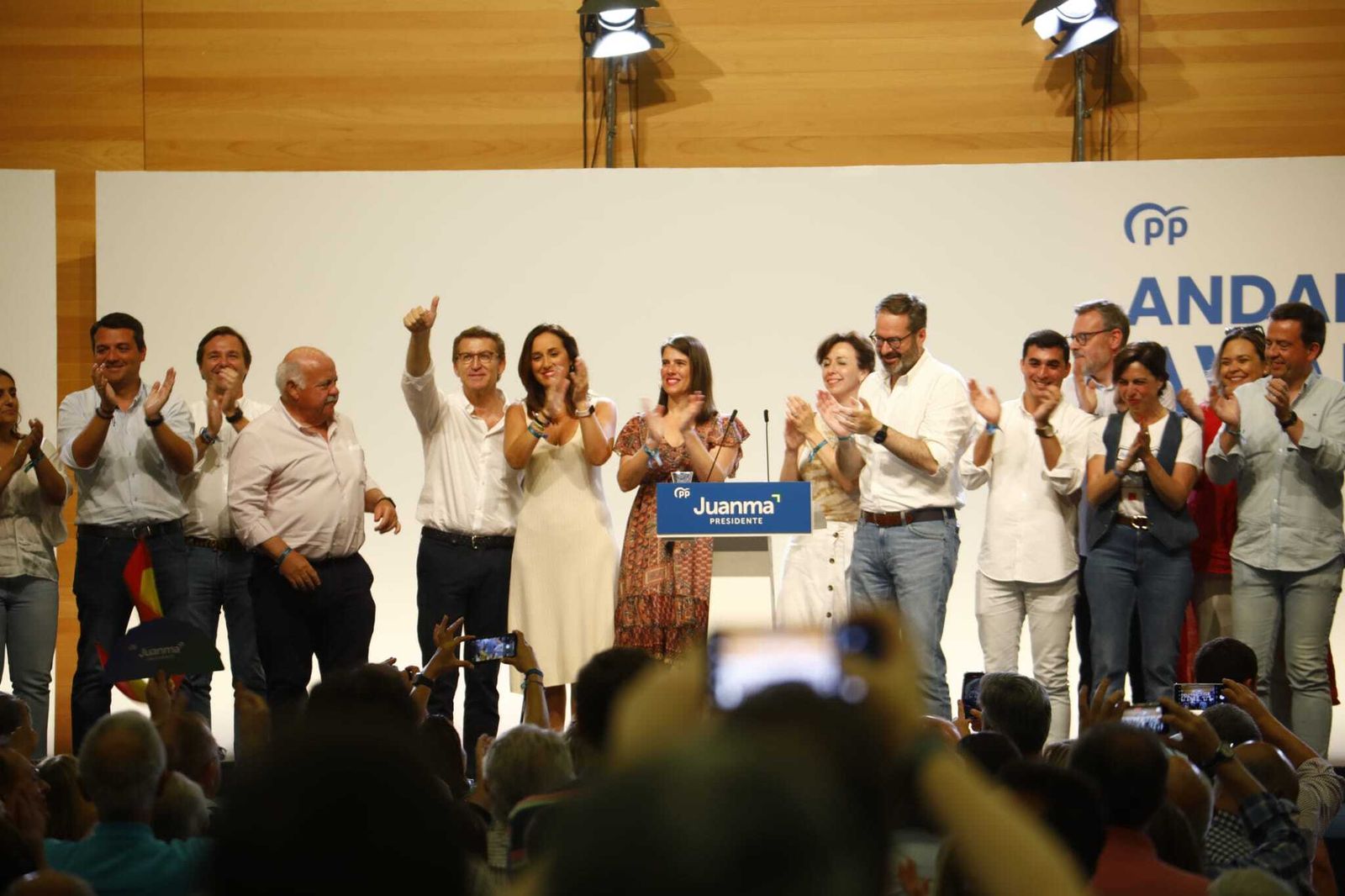 Alberto Núñez-Feijóo, en el centro, durante el mitin que ha dado en Córdoba.