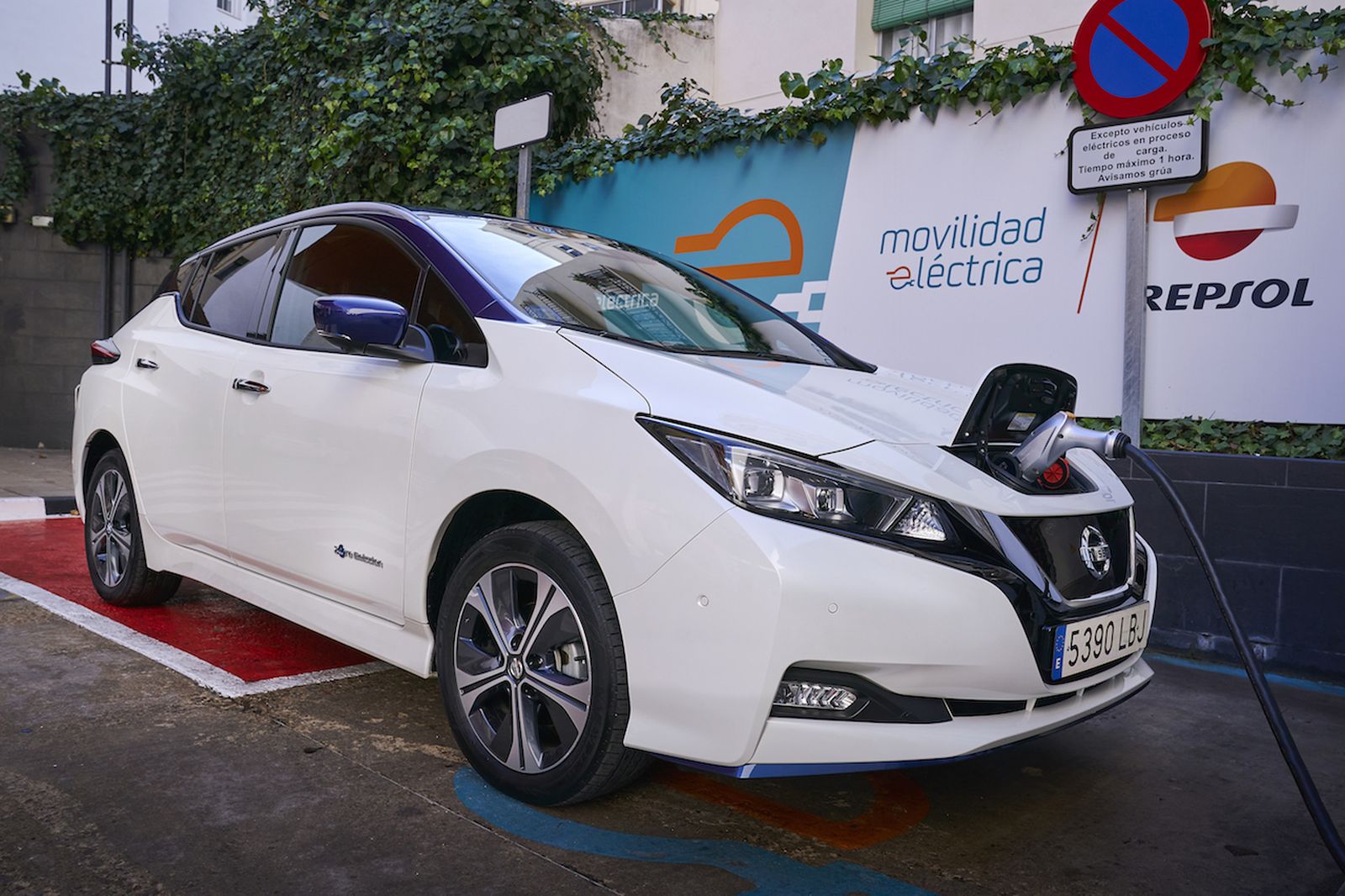 Nissan y Repsol firman un acuerdo de colaboración para promover la movilidad eléctrica.