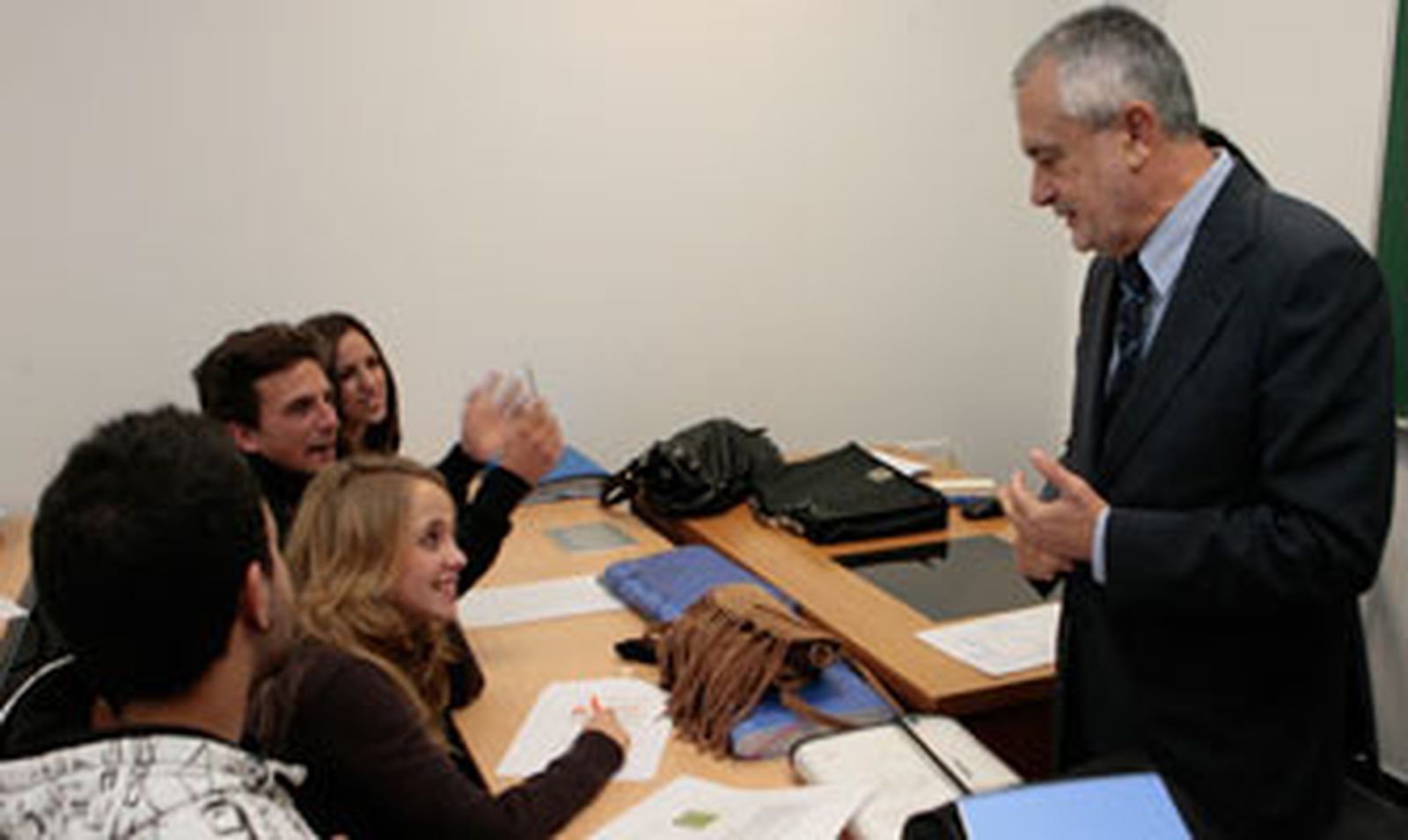 Griñán inaugura la nueva Facultad de Ciencias de la Educación