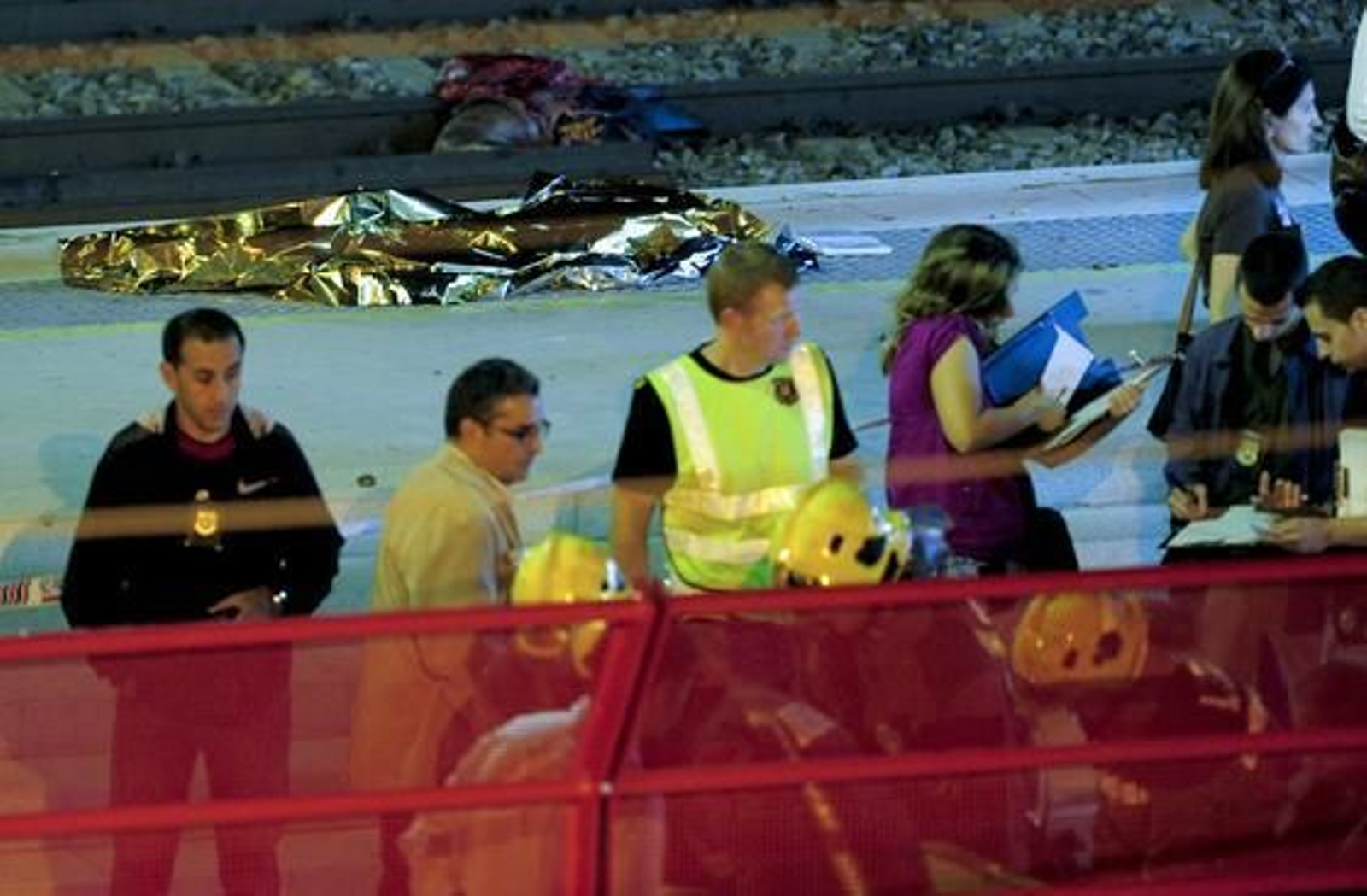 Al menos 12 personas, en su mayoría jóvenes, han muerto tras ser arrolladas por un tren en la estación de Castelldefels. 

Foto: Marta Pérez, (EFE)