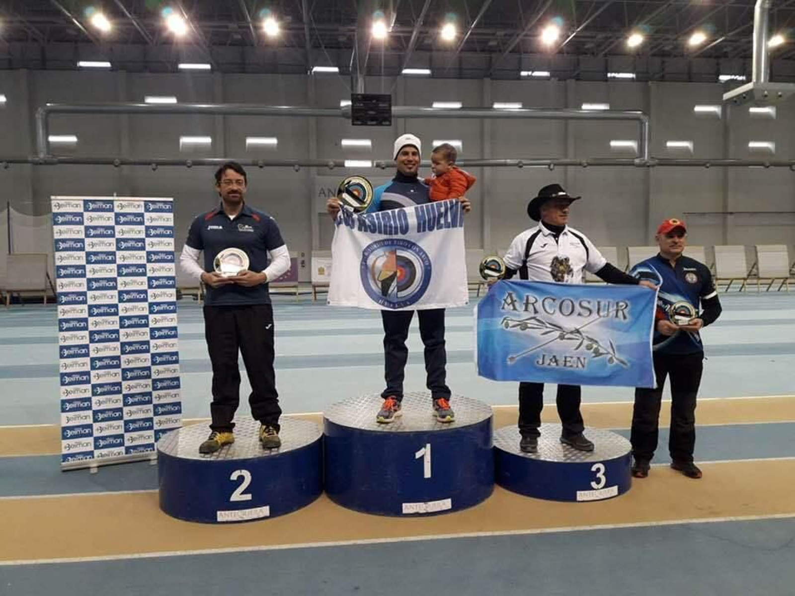 Algunos de los arqueros situados en la línea de tiro, en Antequera.