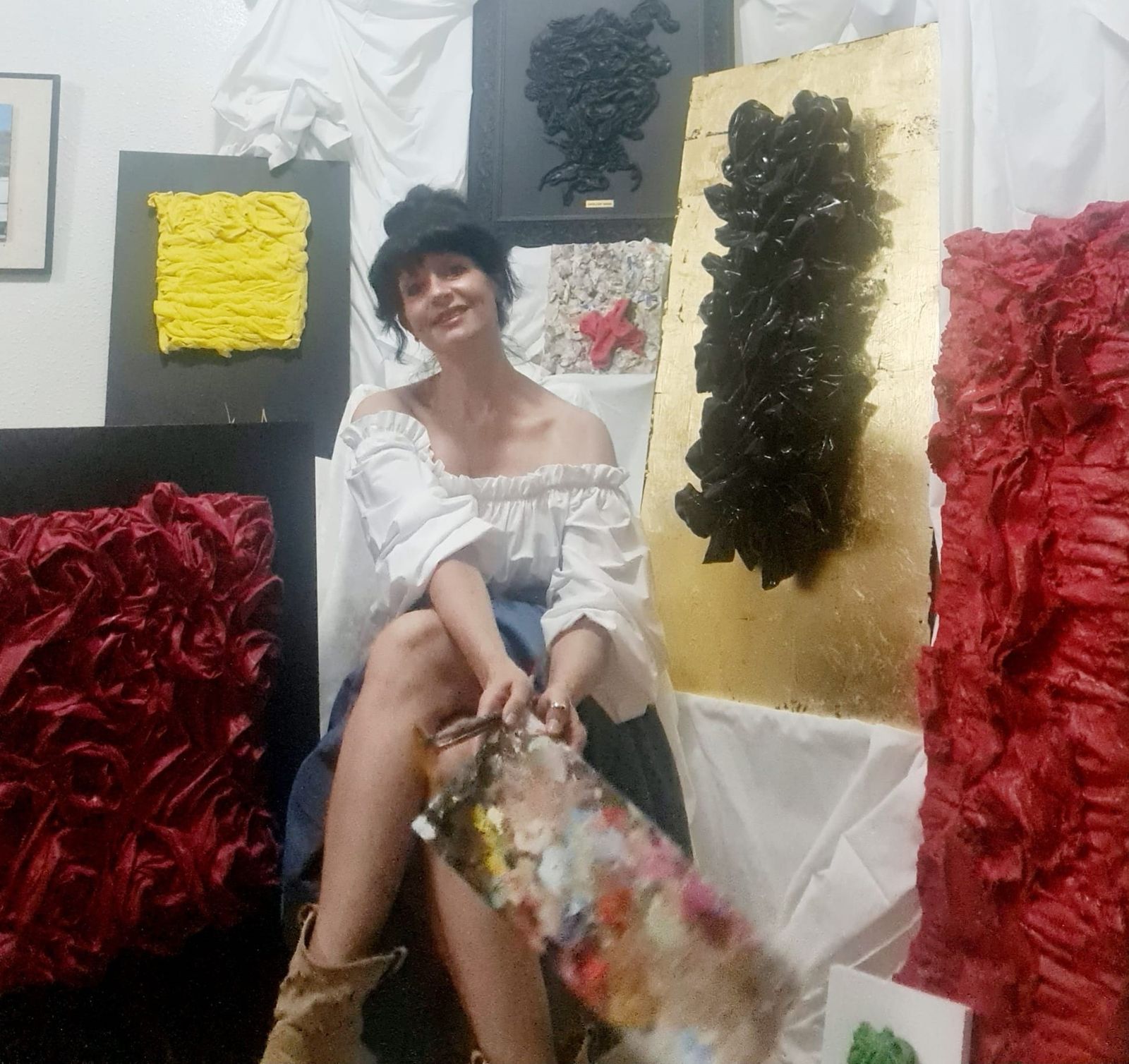 Anne Vizcaíno es una artista que ha encontrado en el plástico, un elemento clave para sus creaciones.