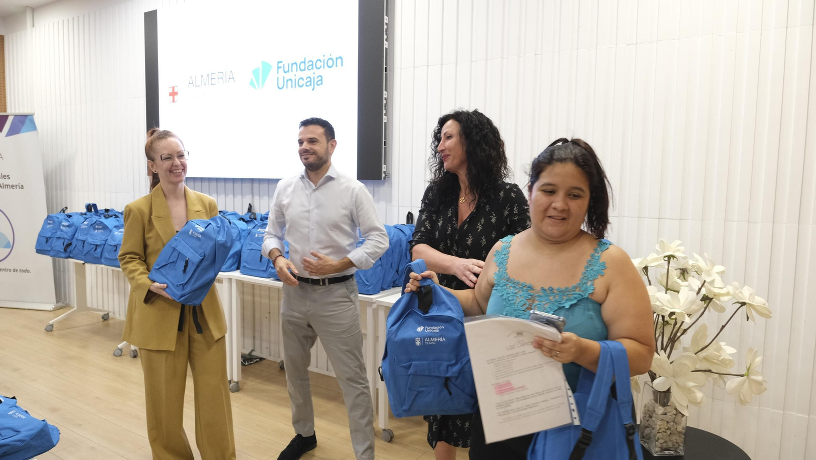 Entrega de material escolar a familias vulnerables, en imágenes