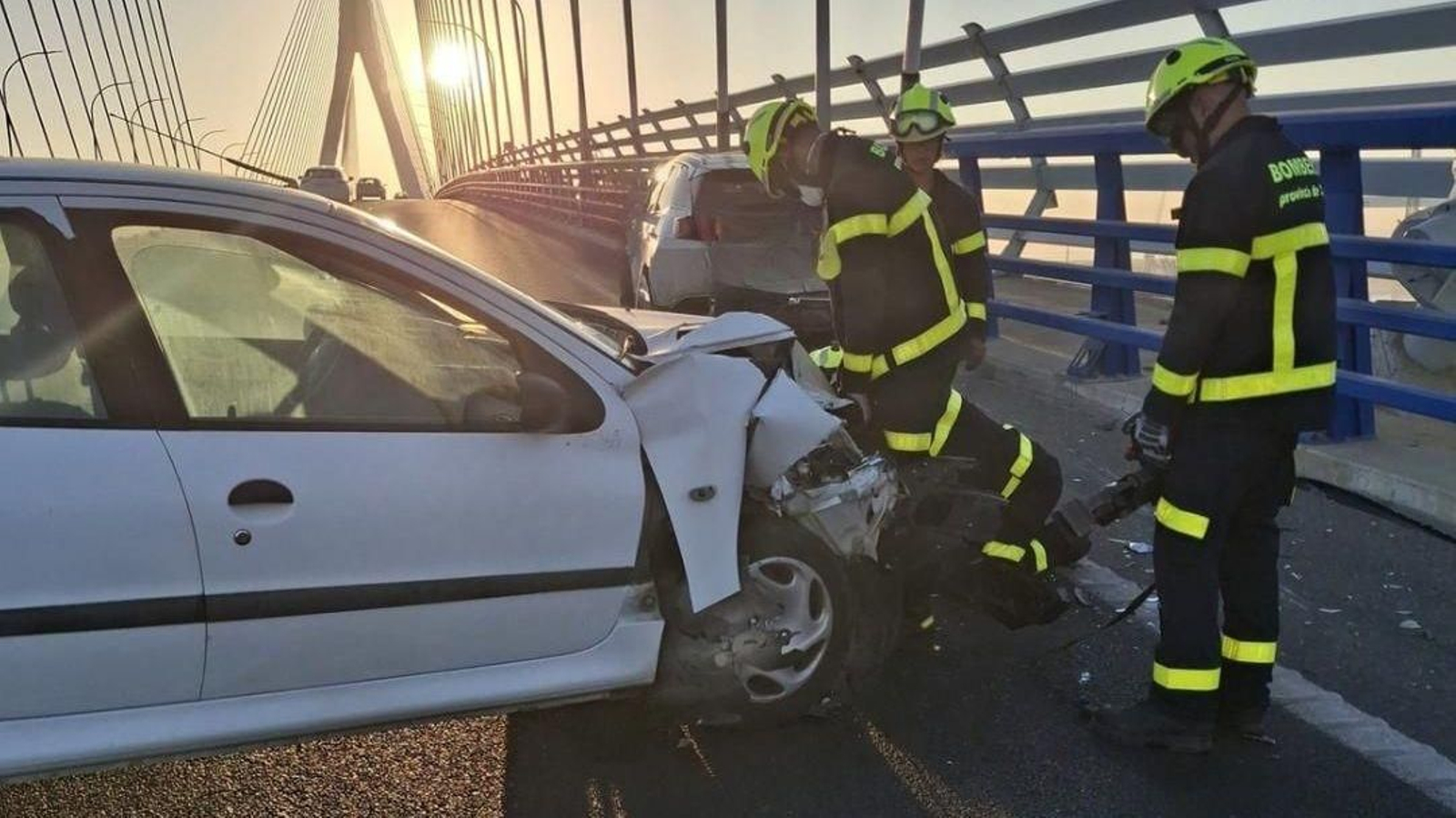 Varios bomberos intervienen en el accidente que se ha producido este jueves en el puente de la Constitución de 1812 en Cádiz