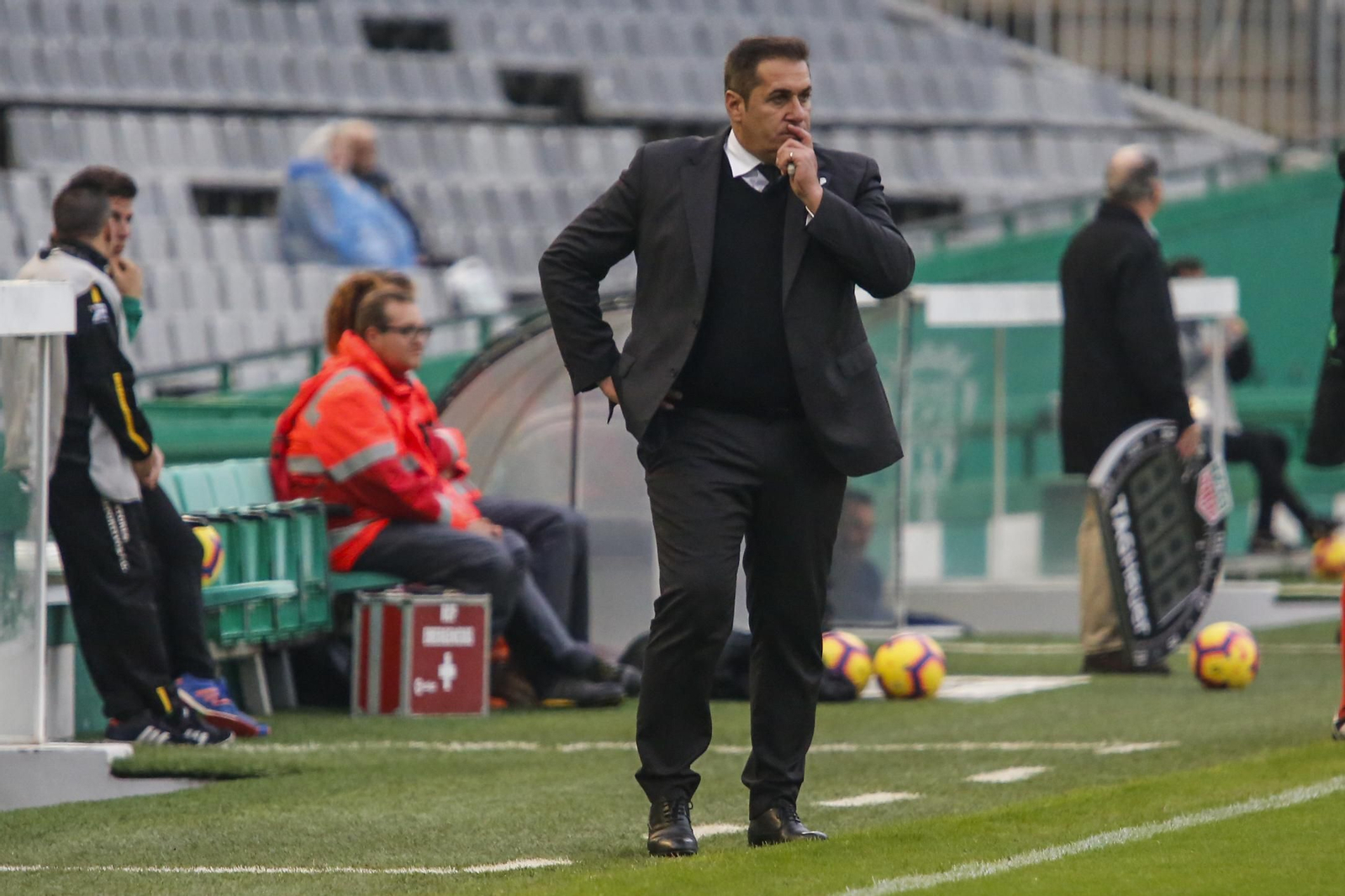José Ramón Sandoval, pensativo, durante su último partido como técnico del Córdoba CF.