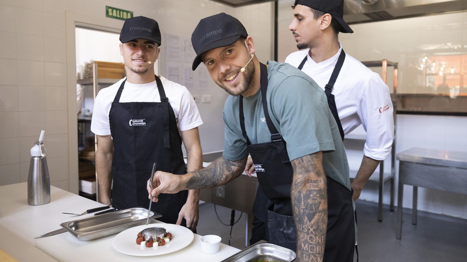 Aitor Rubial y Adrià Pedrosa realizaron el tomate cherry con queso payoyo con albahaca.