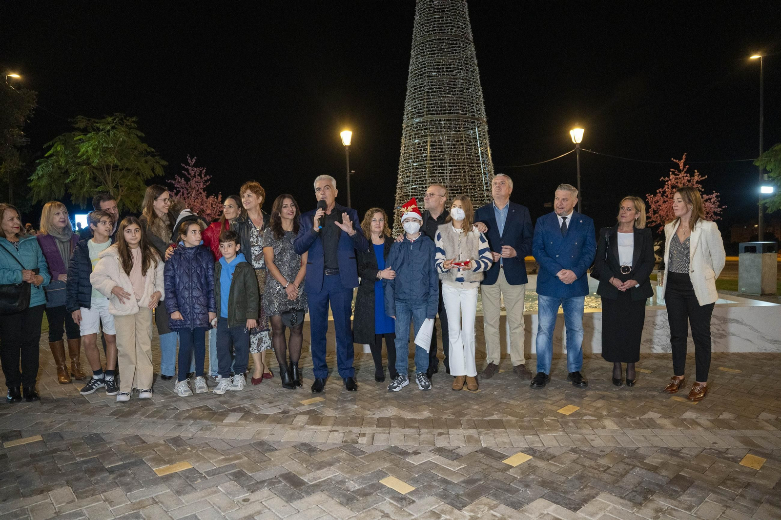 El encendido del alumbrado navideño del Hospital Universitario Torrecárdenas, en imágenes