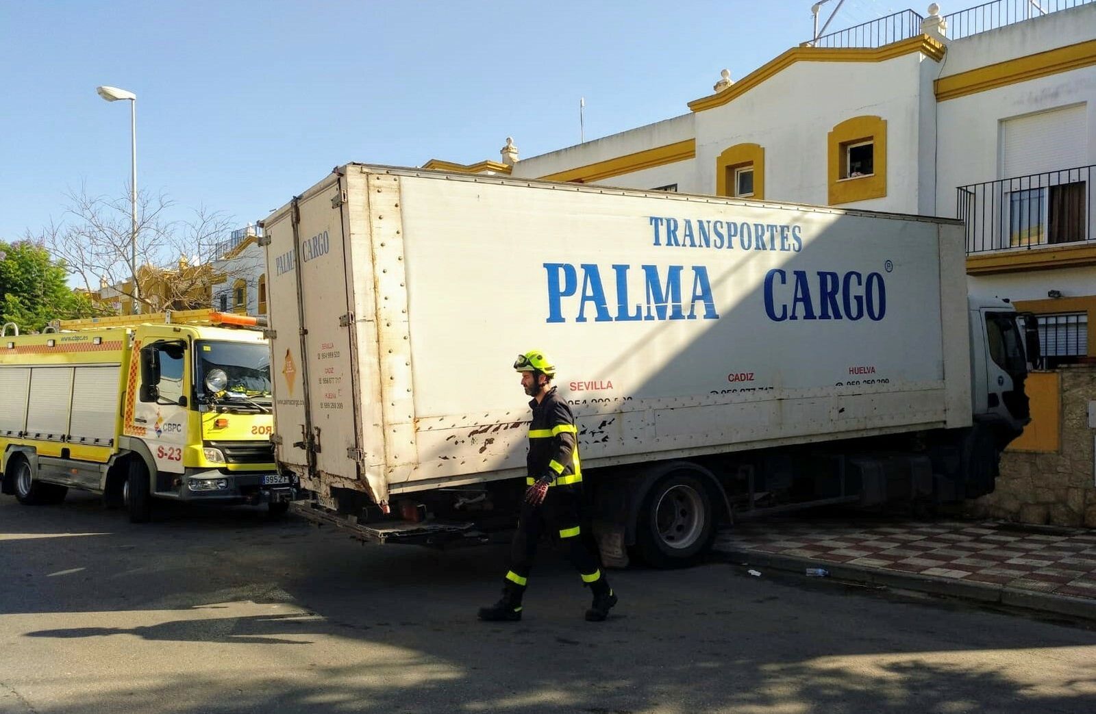 El camión se empotró contra una vivienda de la calle Palmilla, situada en la zona de El Botánico.