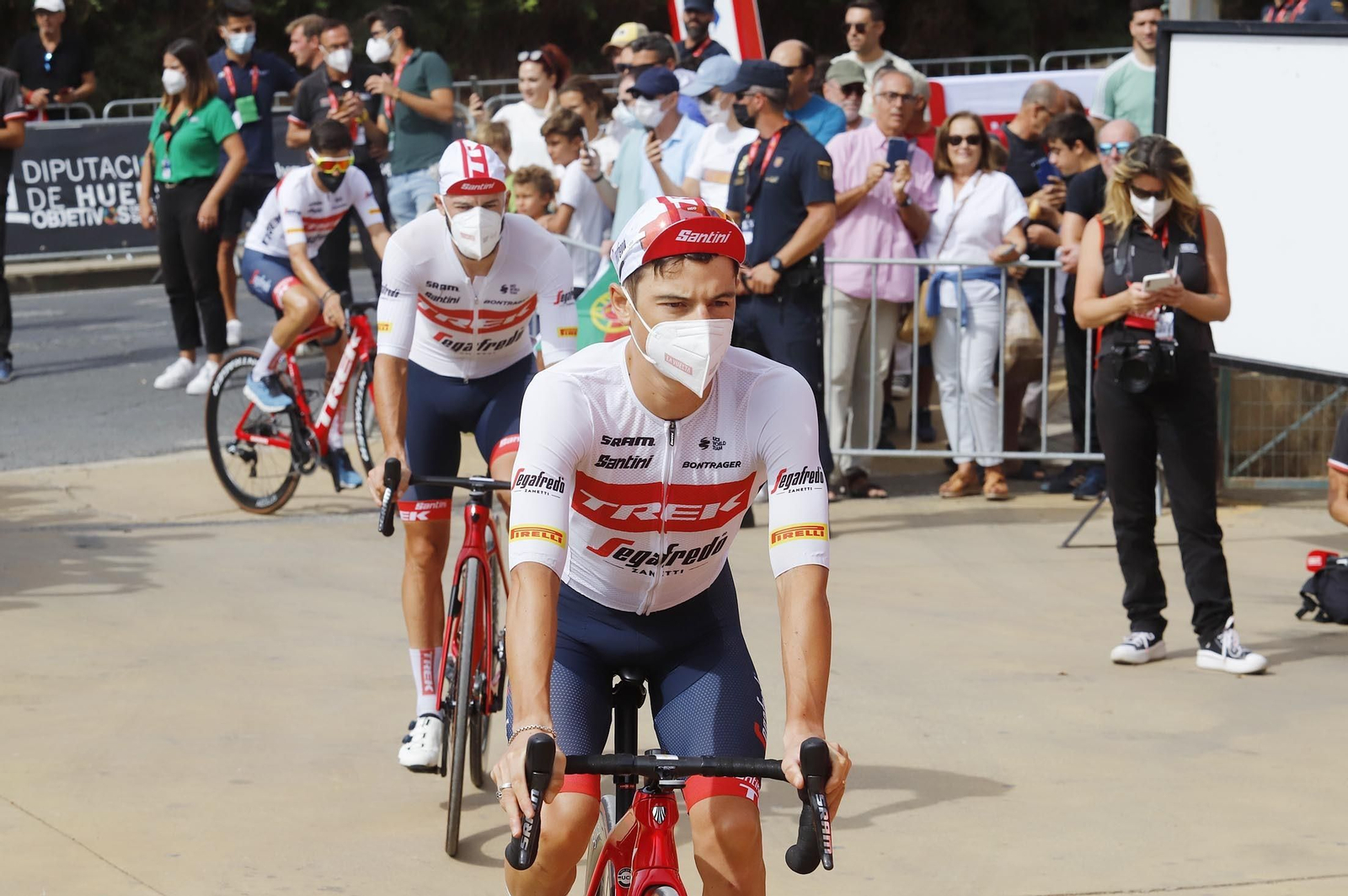 Imágenes de la Vuelta Ciclista a España en su salida desde Aracena en la 17ª etapa