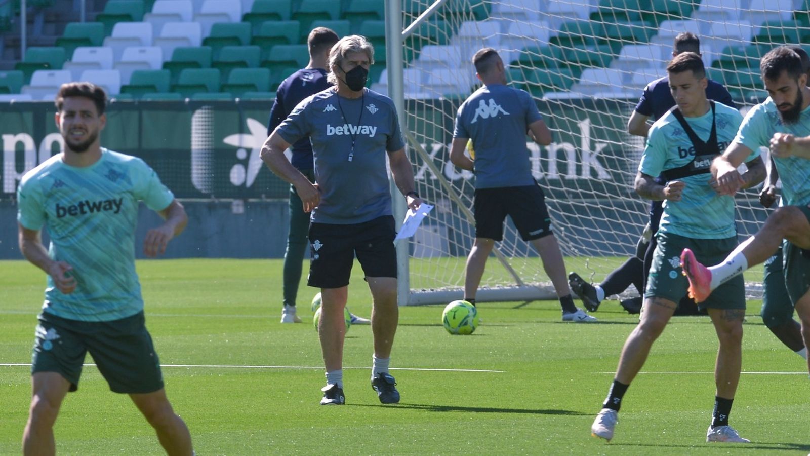 Pellegrini observa el entrenamiento del equipo verdiblanco.