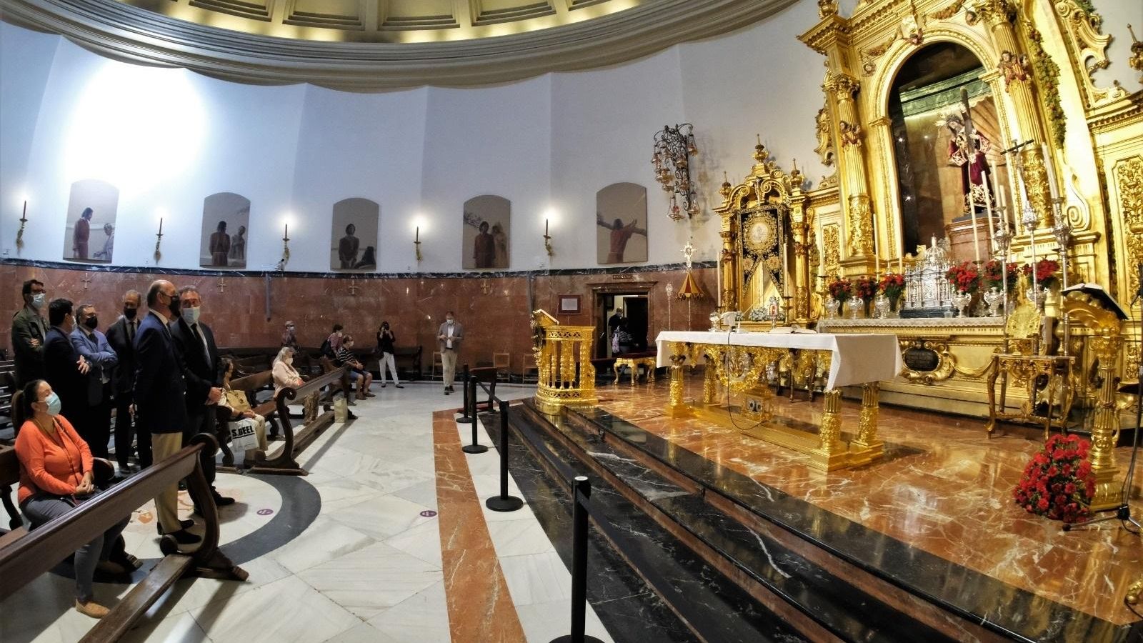 El alcalde en su visita a la basílica.