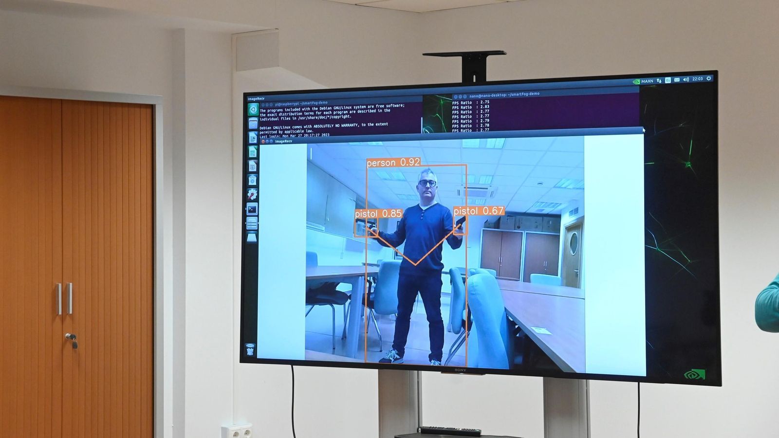 José Manuel Palomares en la miagen muestra cómo el sistema localiza las armas