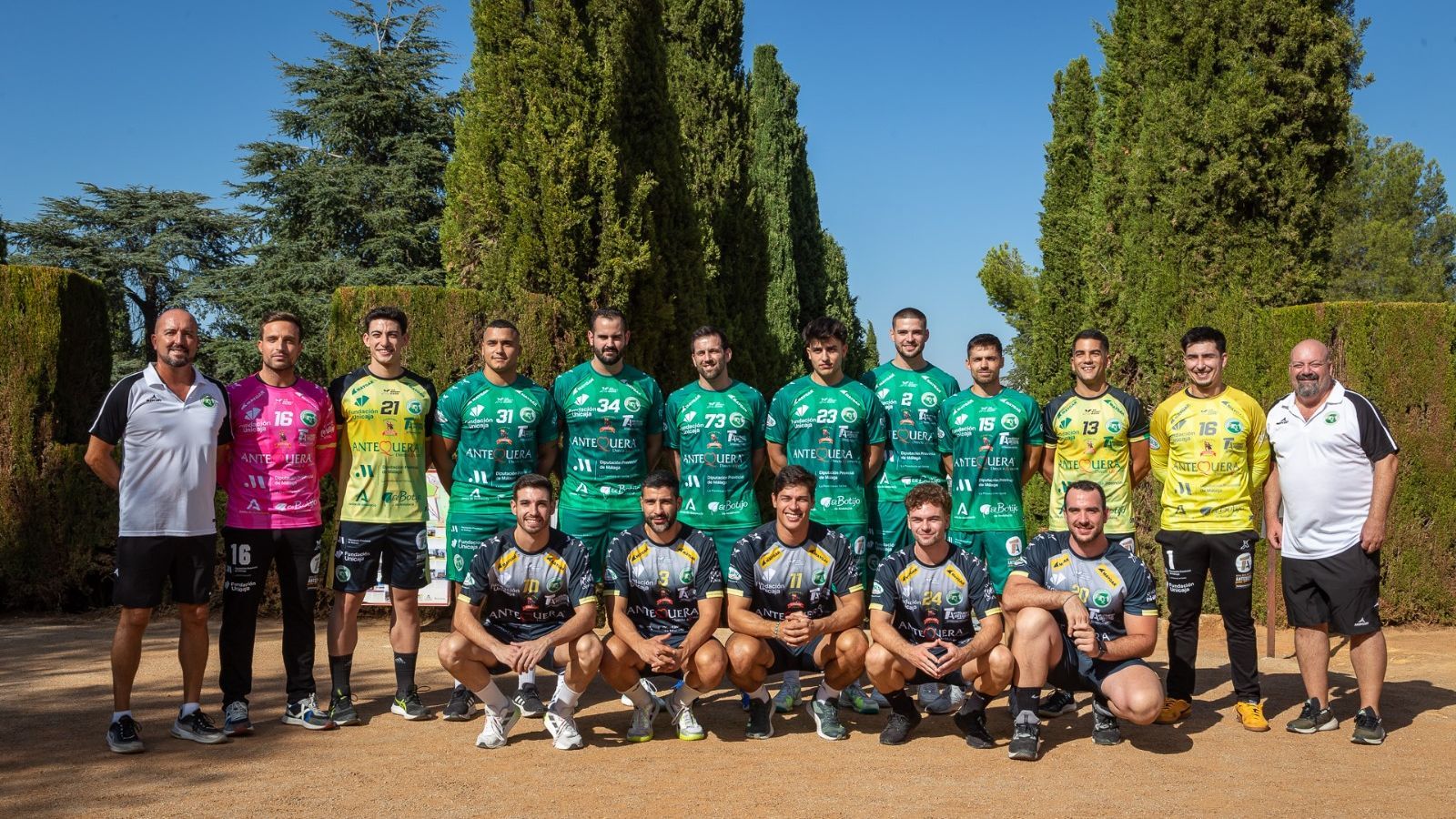 La plantilla al completo con las tres equipaciones.