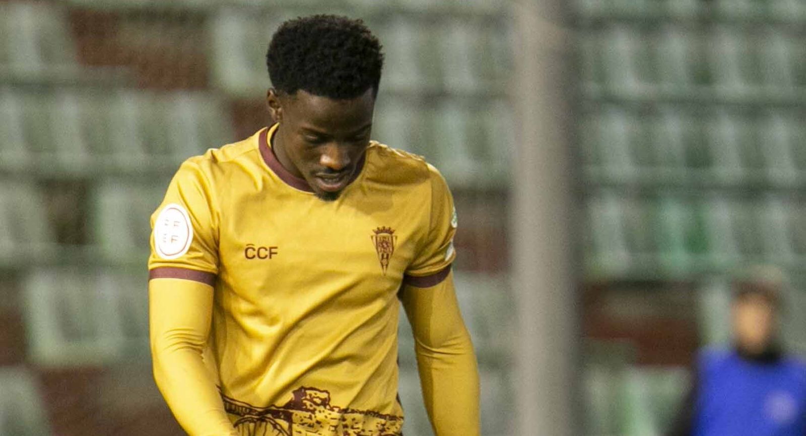 Adilson Mendes, con cara de decepción, tras el Mérida - Córdoba CF.