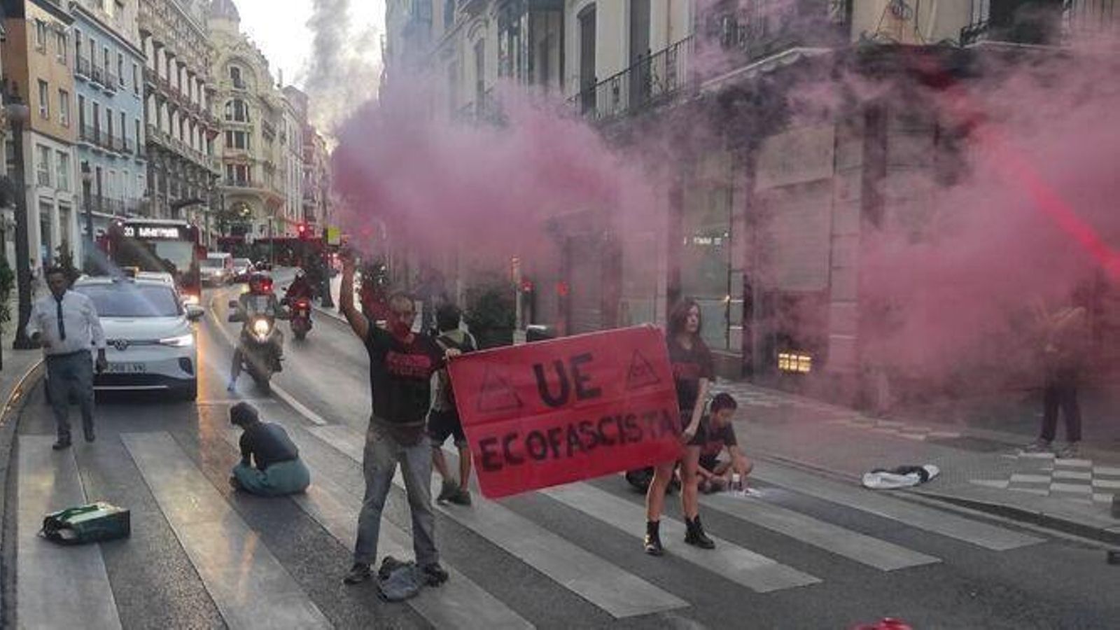 Detenidas tres activistas de Futuro Vegetal tras pegar sus manos en el asfalto para denunciar la cumbre "ecofascista"