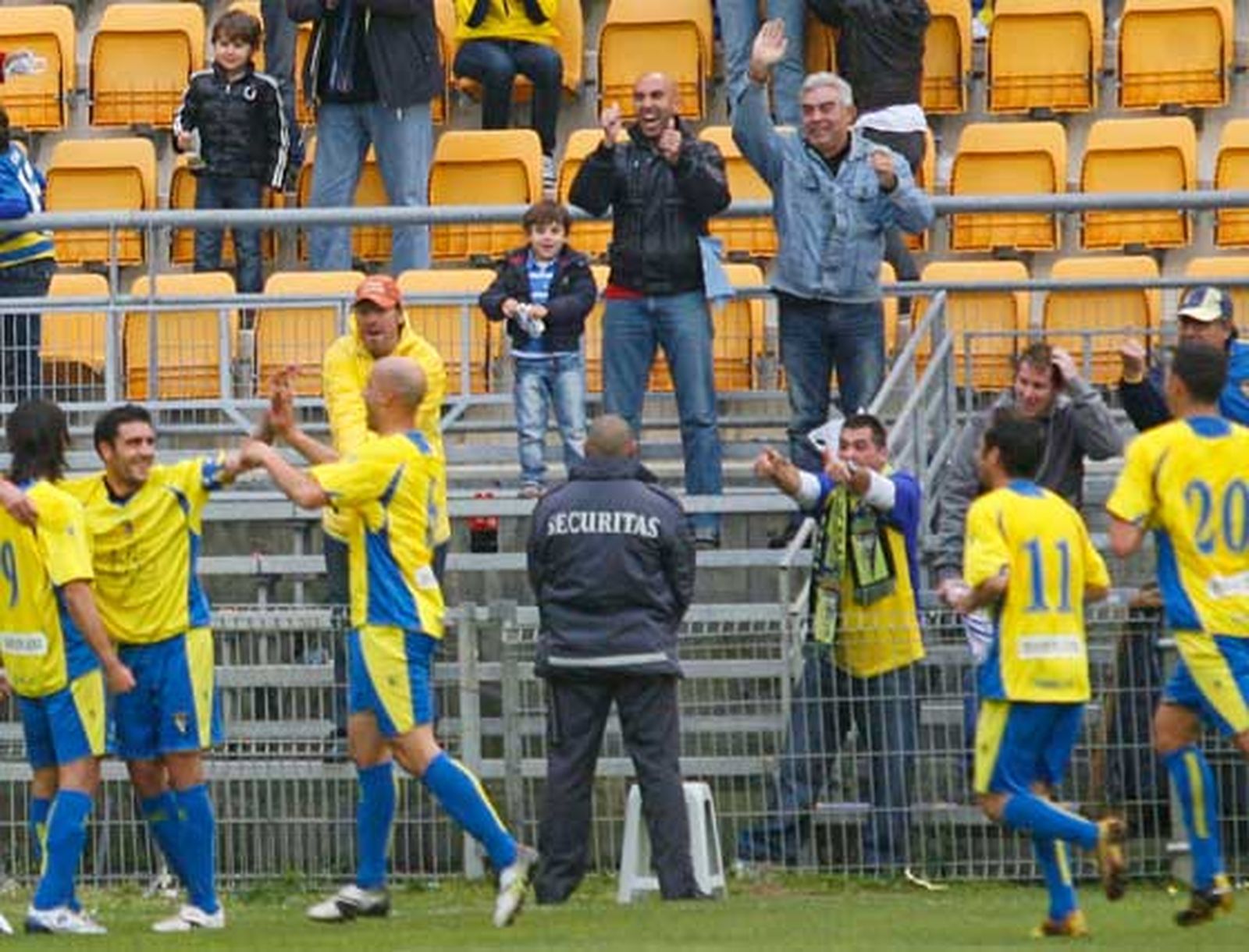 El Cádiz de Jose González,que suma la cuarta victoria consecutiva, somete al filial sevillista en un partido trabado gracias a los goles de Pachón y Enrique

Foto: Jesus Marin