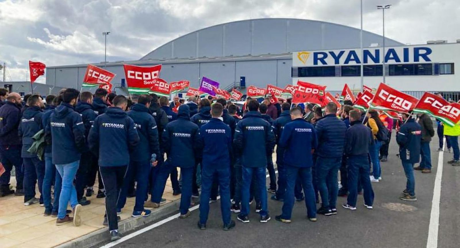 Asamblea de trabajadores y trabajadoras en el hangar de Ryanair de Sevilla.