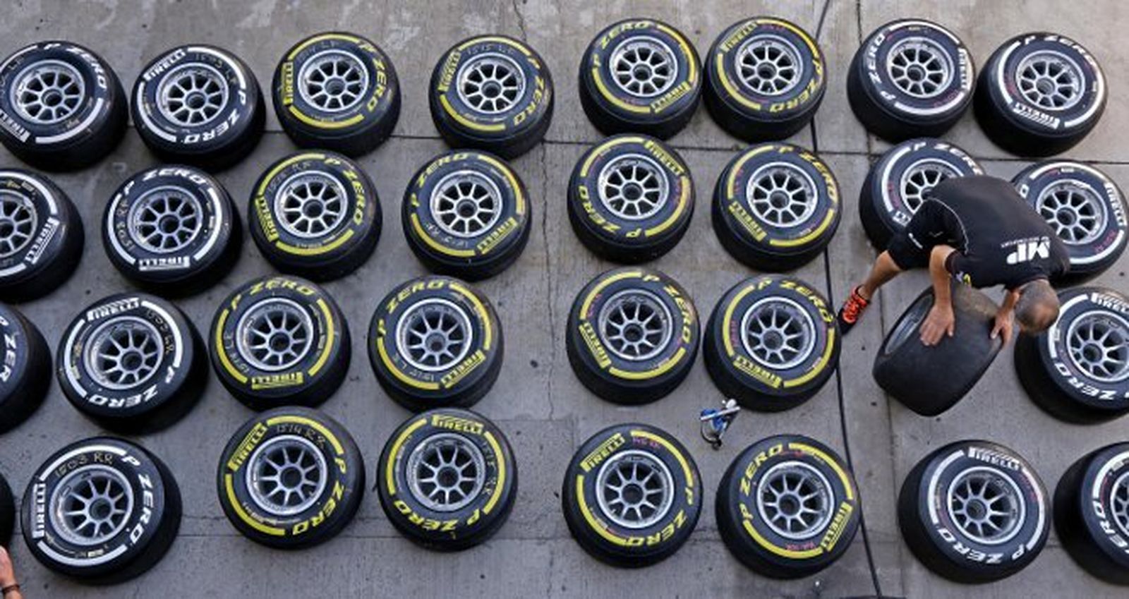 Un mecánico del equipo MP Motorsport inspecciona los distintos compuestos de la categoría de Fórmula 2.