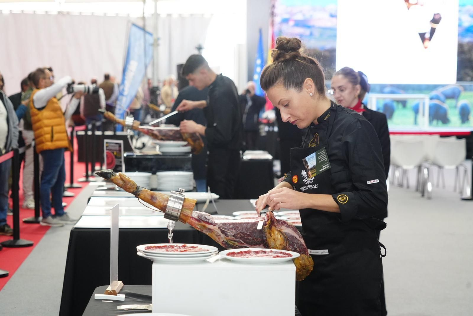 Por primera vez, han participado mujeres cortadoras en el concurso. Por primera vez, han participado mujeres cortadoras en el concurso.