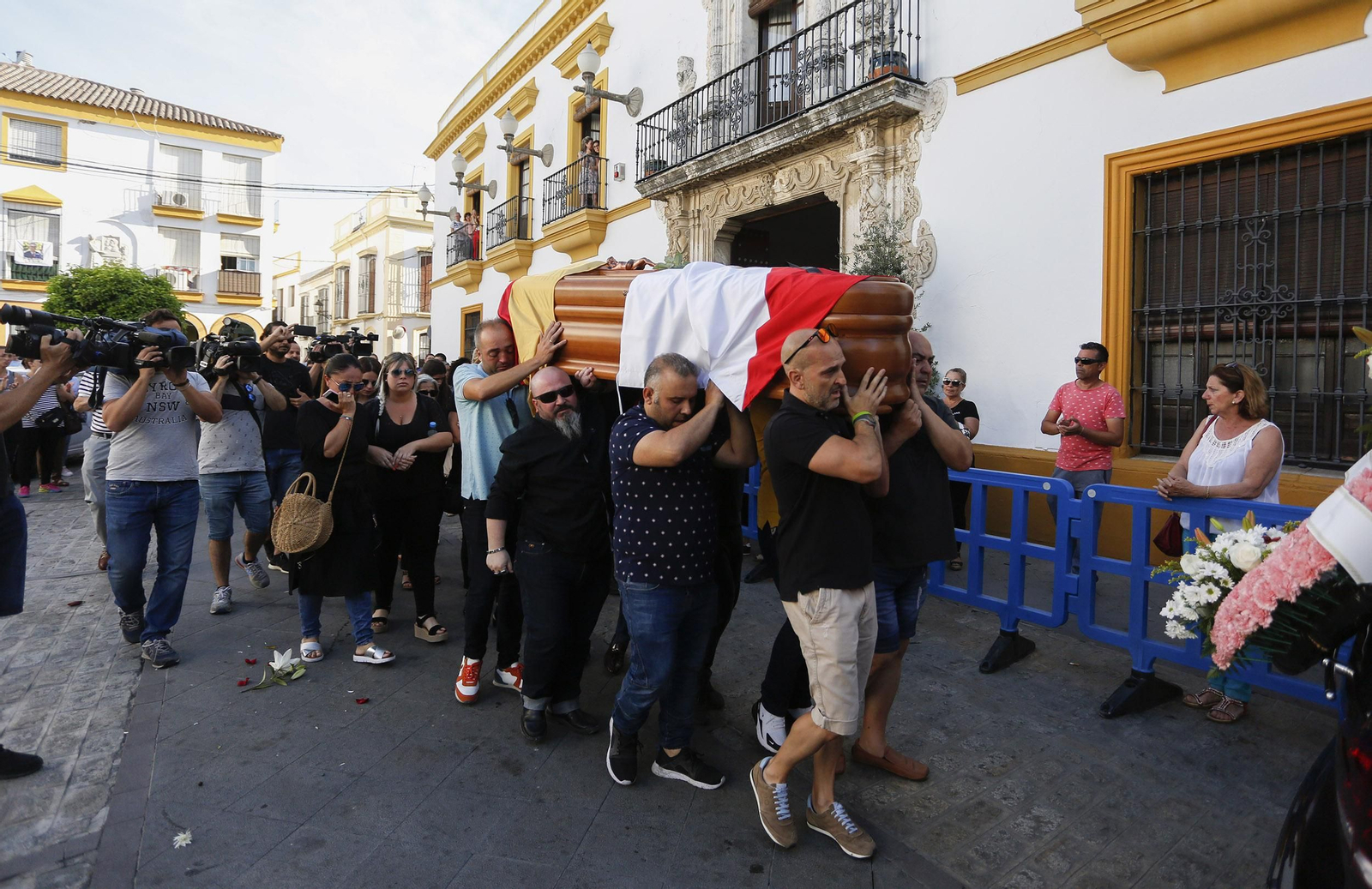 Utrera despide a Reyes en un multitudinario funeral.