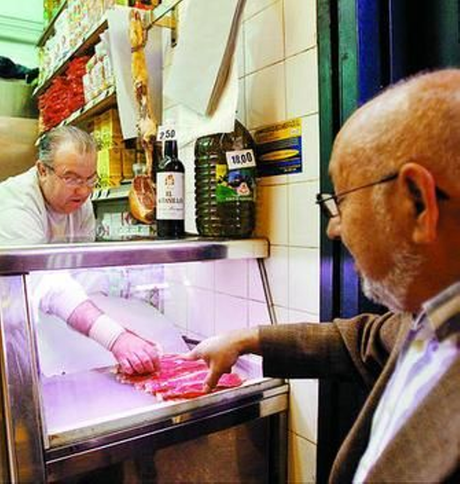 Un hombre compra en la carnicería de un mercado.