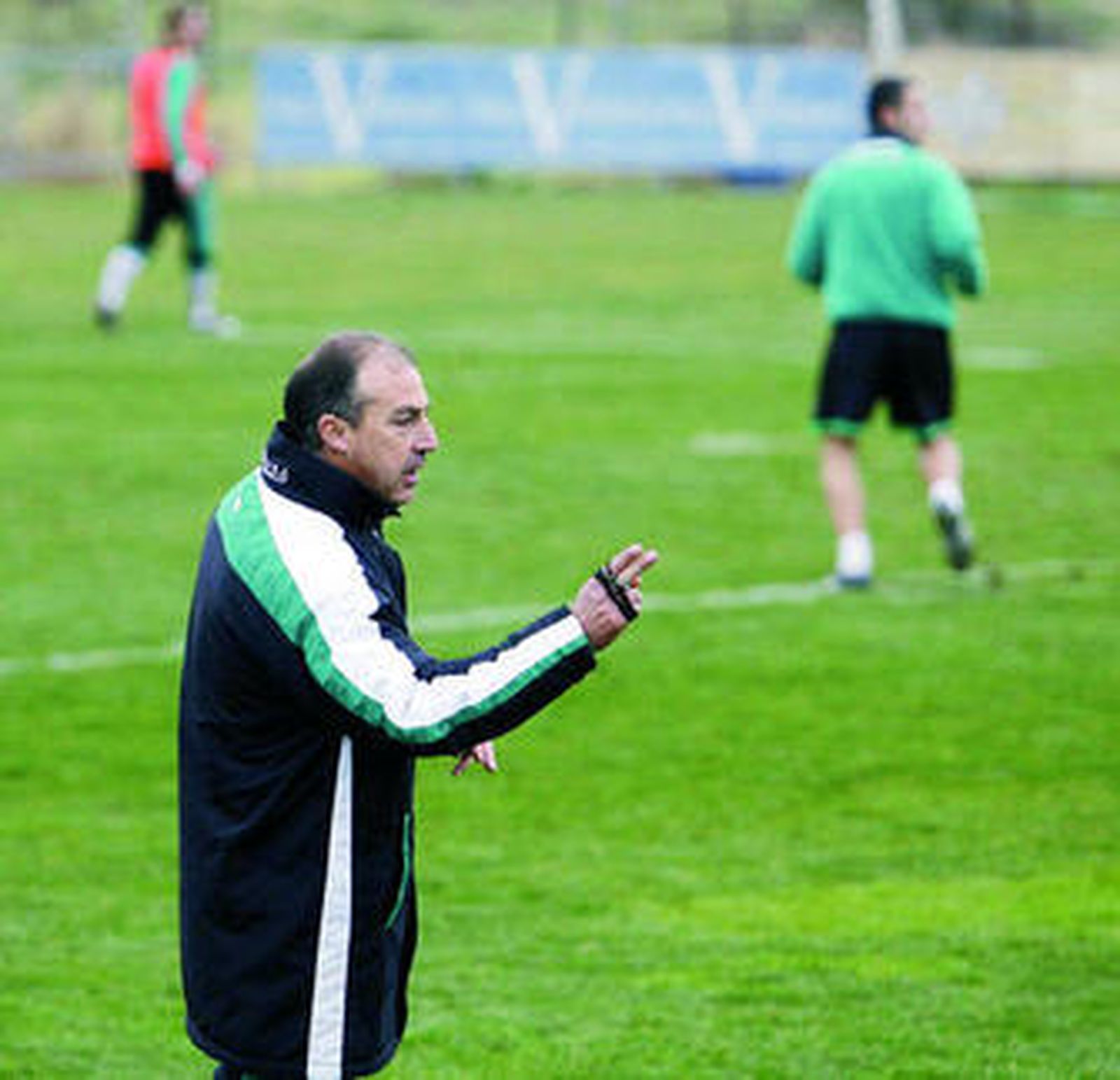 Luna Eslava da indicaciones en el entrenamiento de ayer.