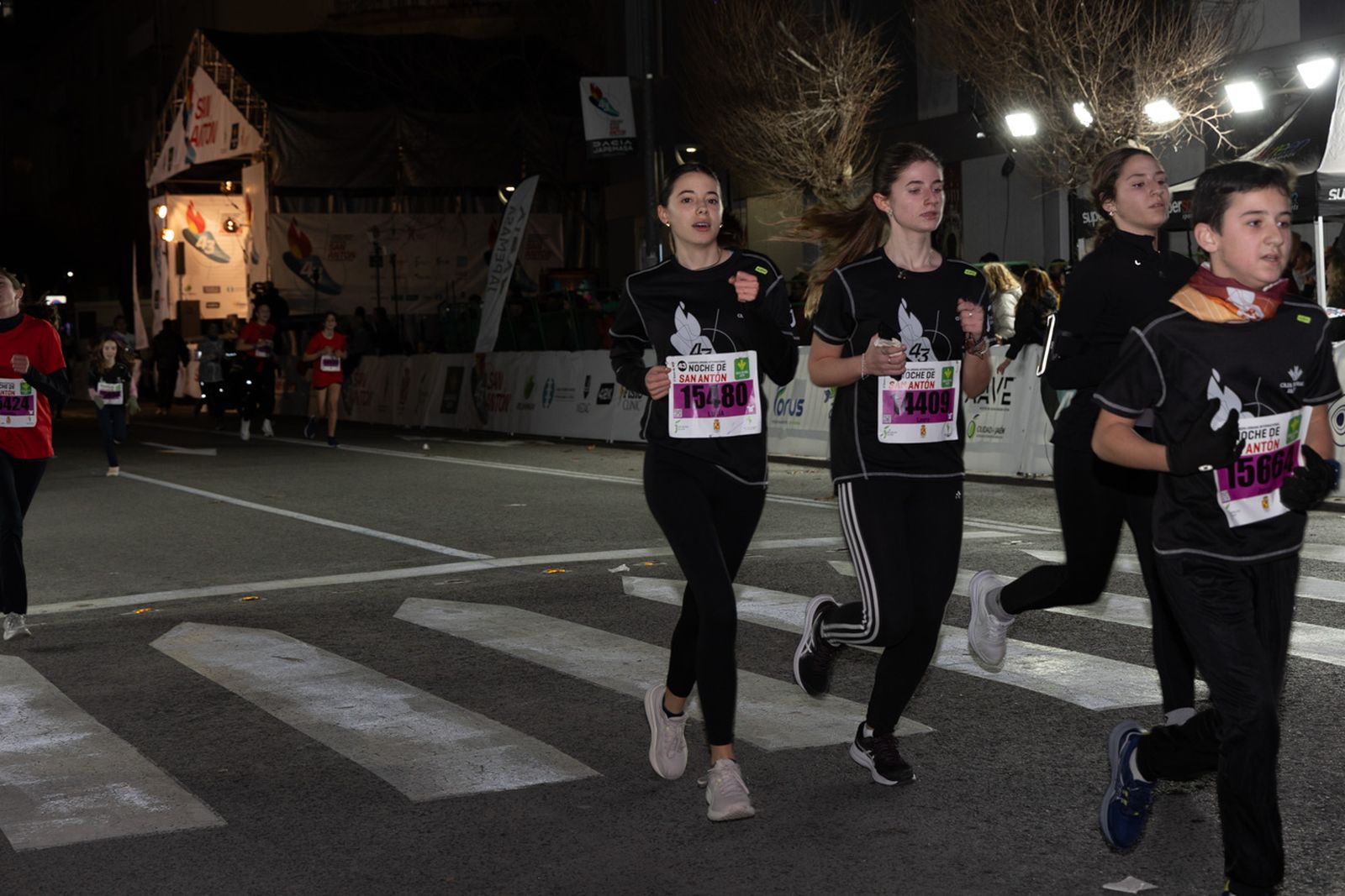 En imágenes: 2.000 atletas brillan con luz propia en la infantil de la Carrera de San Antón 2026