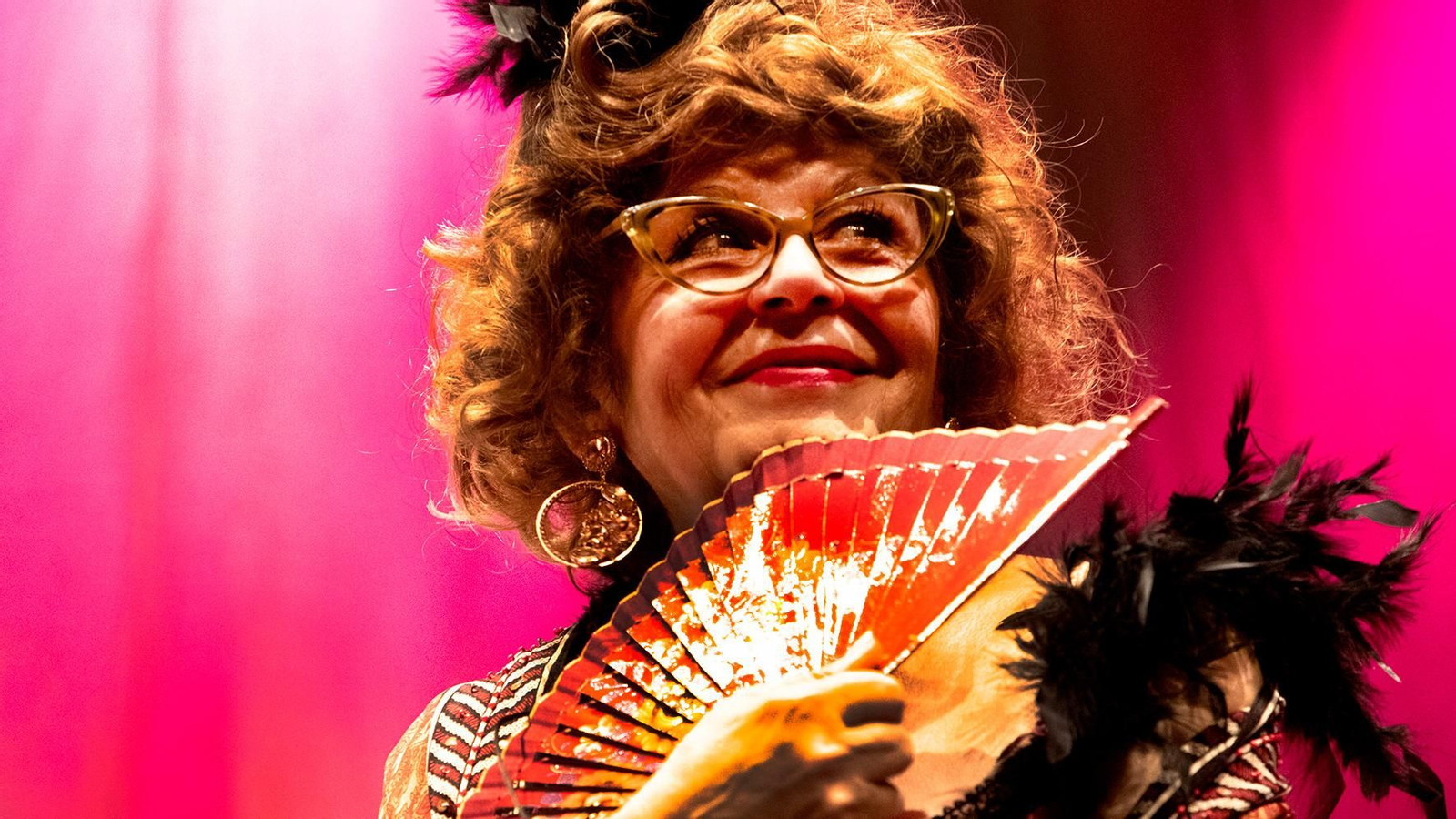 Miqui Osuna es la protagonista de la obra encarnando el papel de Thais: una meretriz que desata pasiones encontradas a lo largo de la trama.