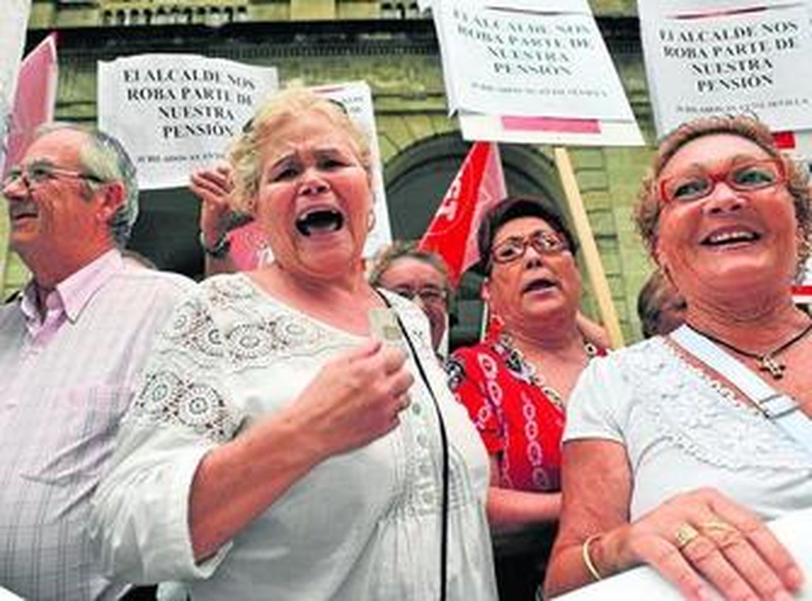 La asamblea celebrada ayer en el Teatro Alameda.