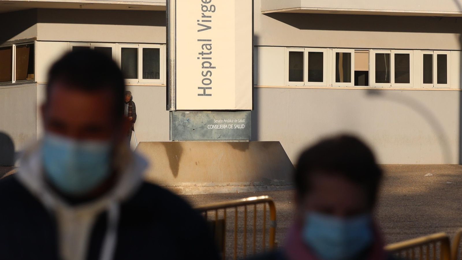 Usuarios del Clínico saliendo del hospital.