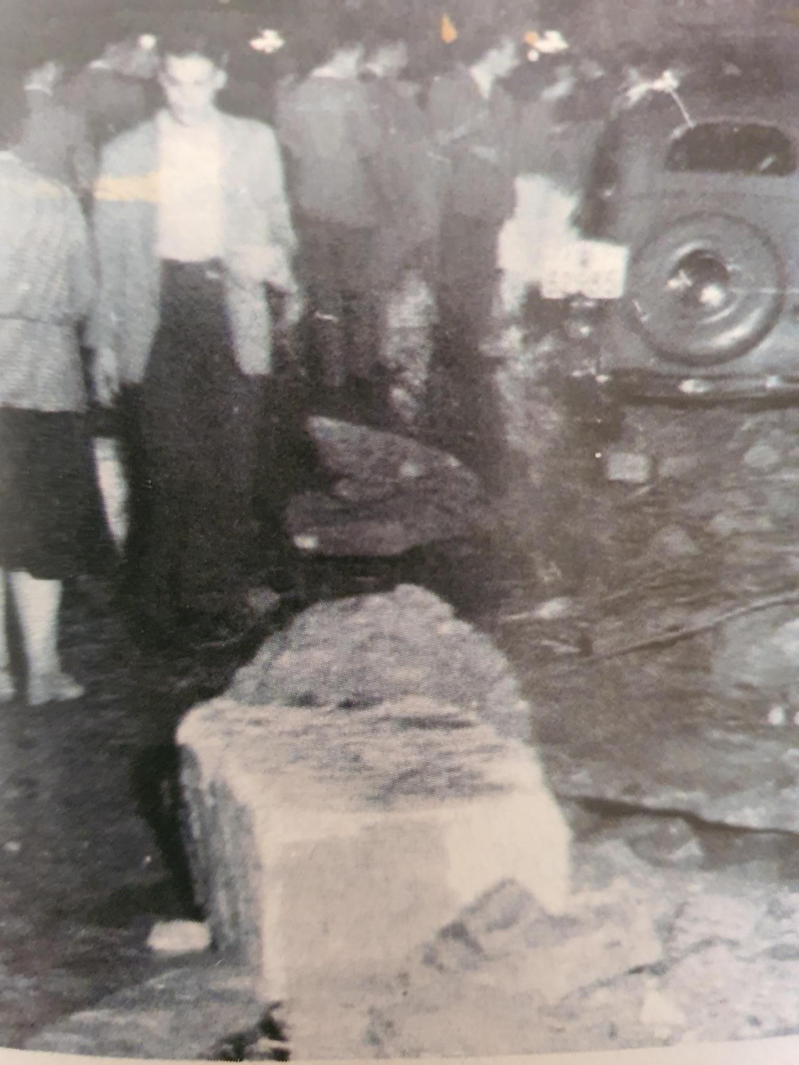 Las piedras que levantó el reventón pesaban varios centenares de kilos Las piedras que levantó el reventón pesaban varios centenares de kilos