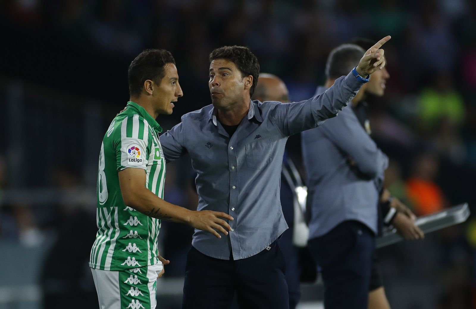 Rubi da indicaciones a Andrés Guardado en el área técnica.
