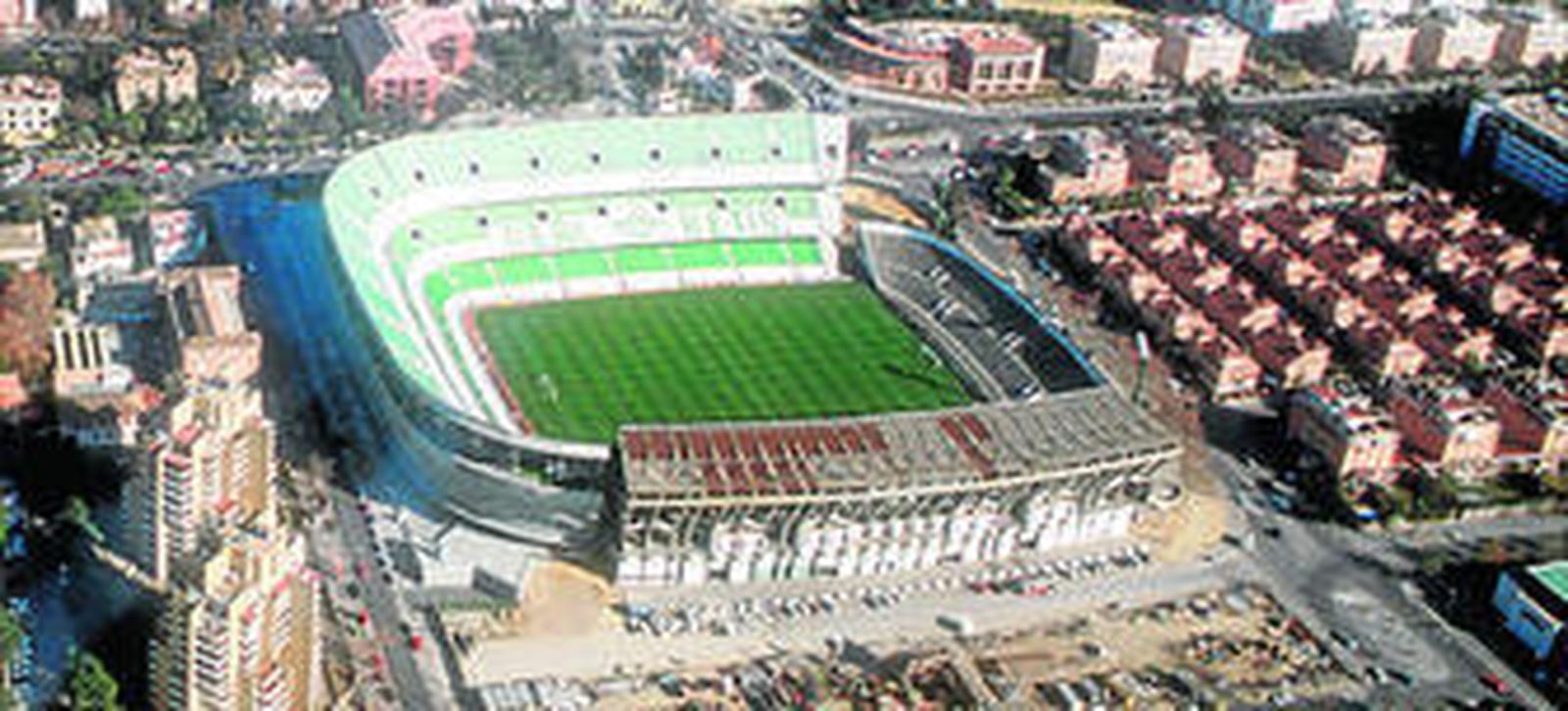 Vista aérea del estadio Benito Villamarín, con el Gol Sur a la derecha de la imagen.