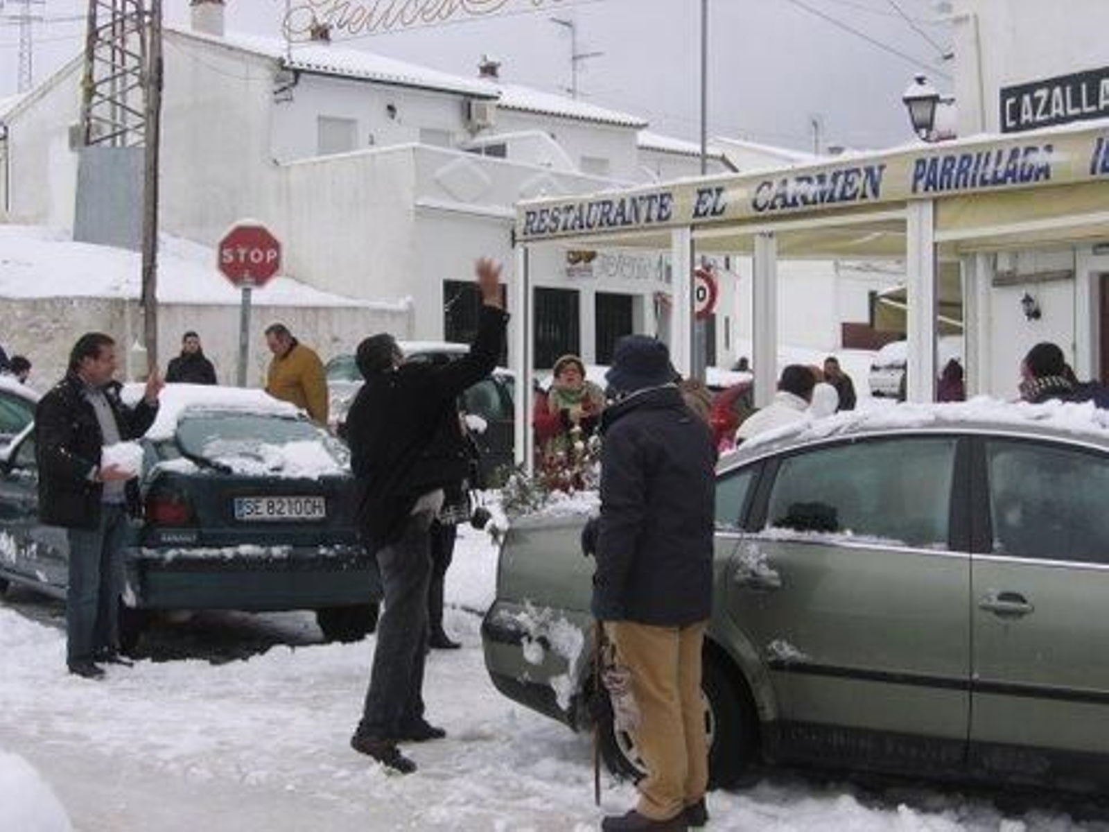 Los vecinos de Cazalla de la Sierra (Sevilla) salen a la calle para disfrutar de la nieve caída.

Foto: Joly Digital