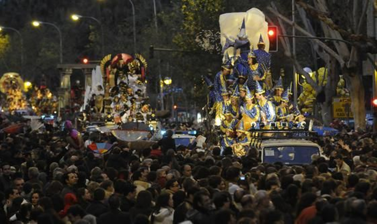 Pese al riesgo de lluvia, cientos de sevillanos han salido a la calle para disfrutar de la tradicional Cabalgata.

Foto: Juan Carlos Vázquez