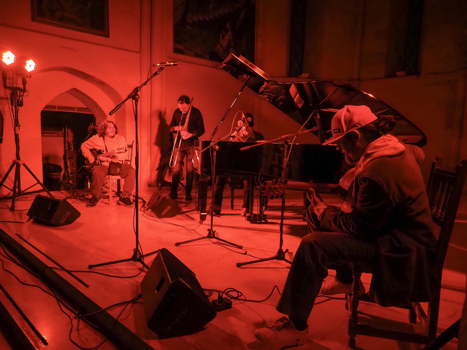 Las fotografías del concierto de Howe Gelb en la Iglesia de la Magdalena de Córdoba