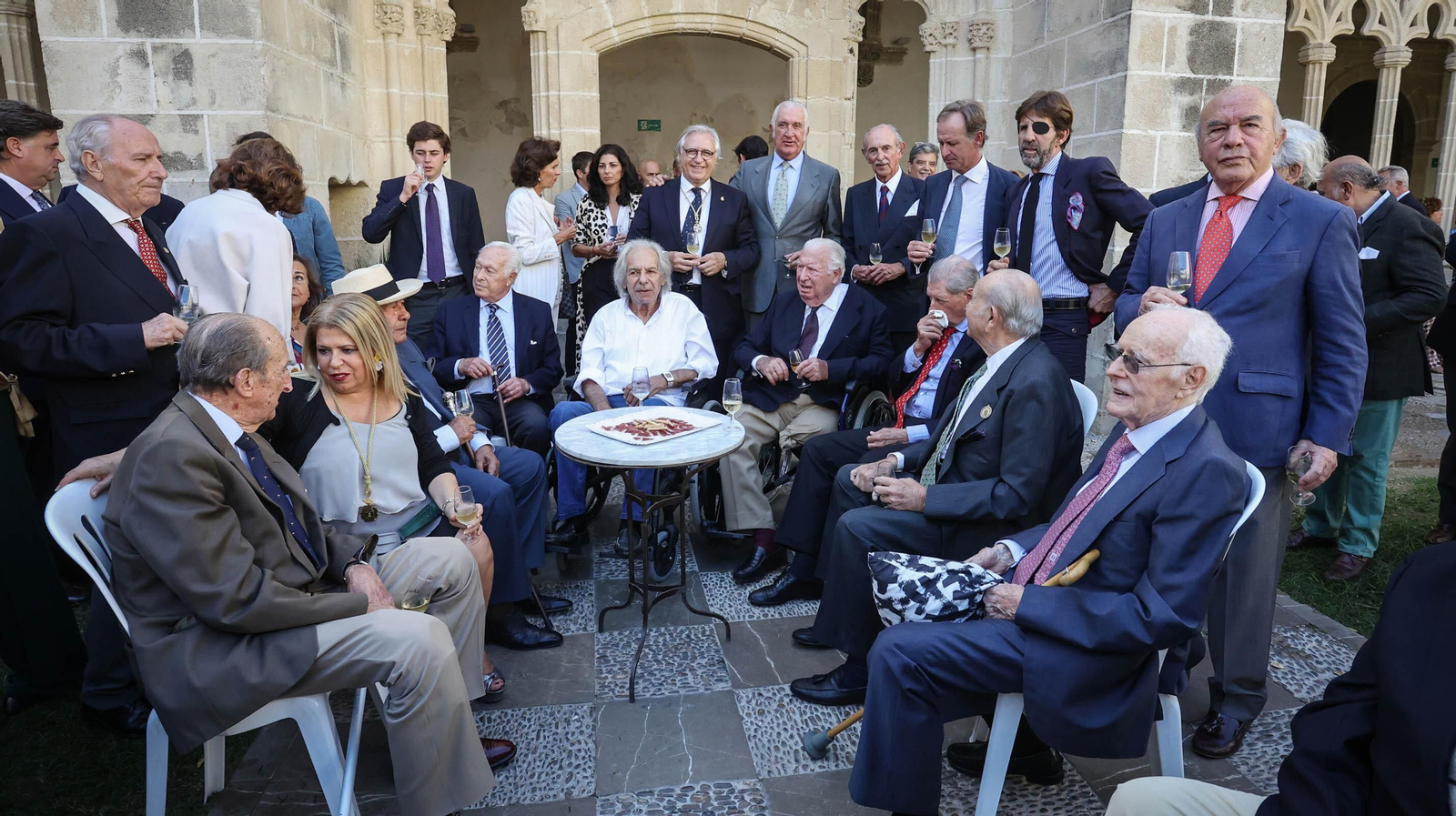 Rafael de Paula, Curro Romero, Padilla, entre otros asistentes al nombramiento de Ávaro Domeq