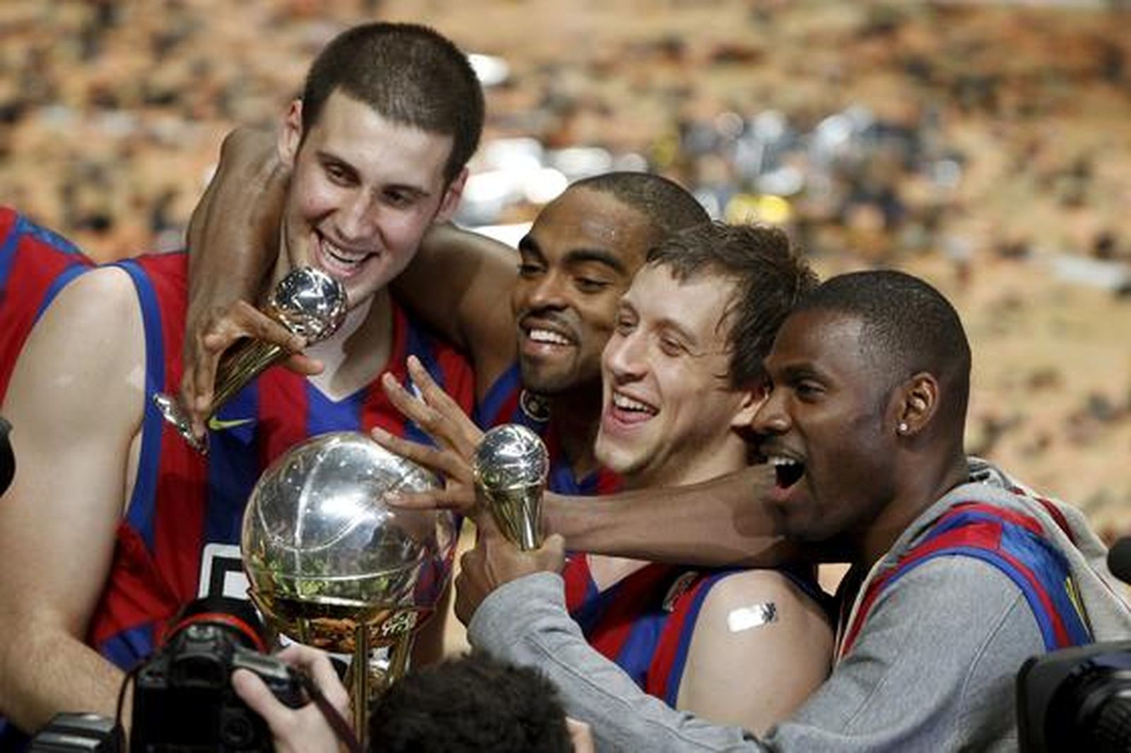 El Barcelona vence en la final de la Copa del Rey ante el Real Madrid por segundo año consecutivo  (68-60). / EFE