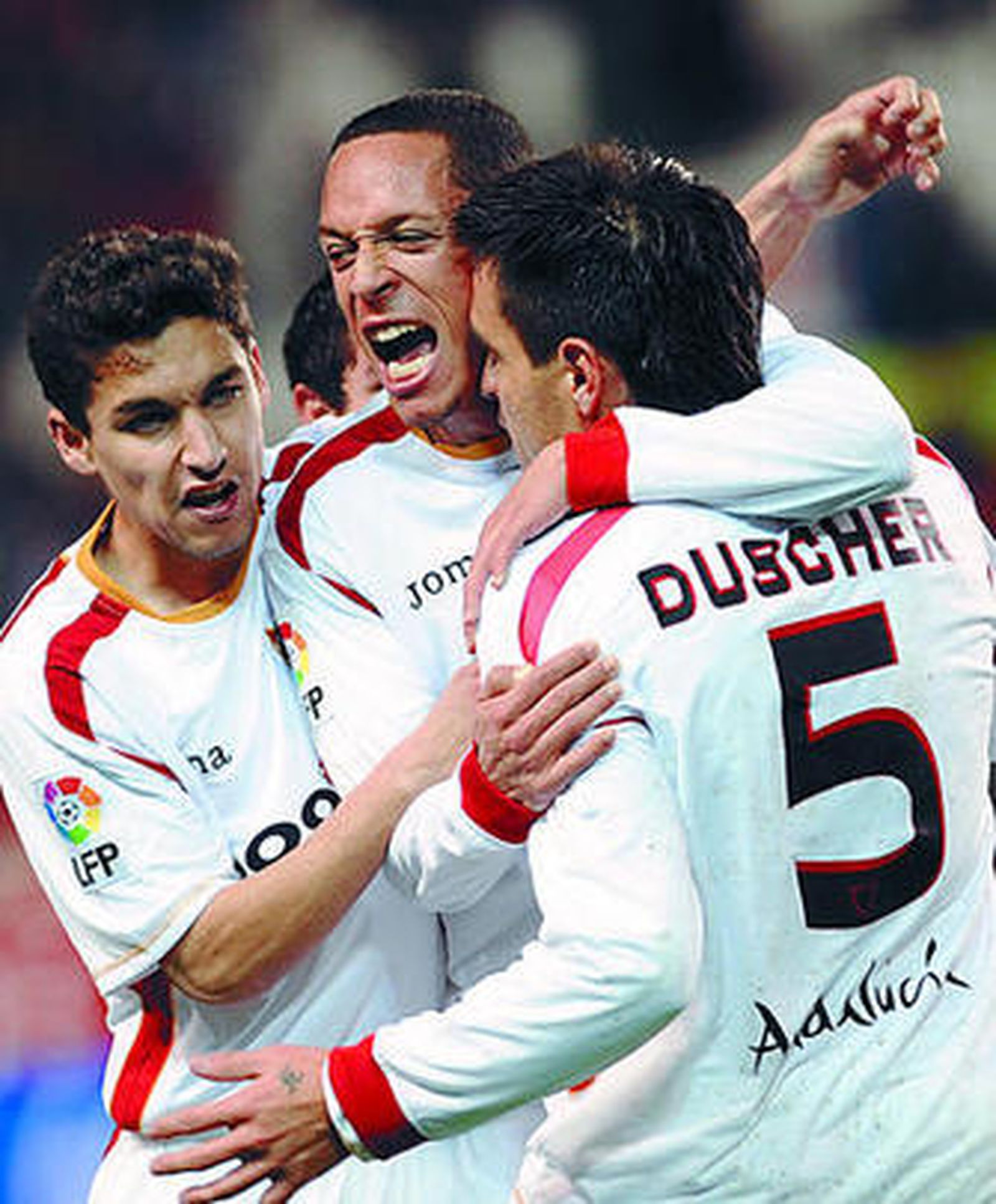 Navas y Adriano abrazan a Duscher tras el empate.