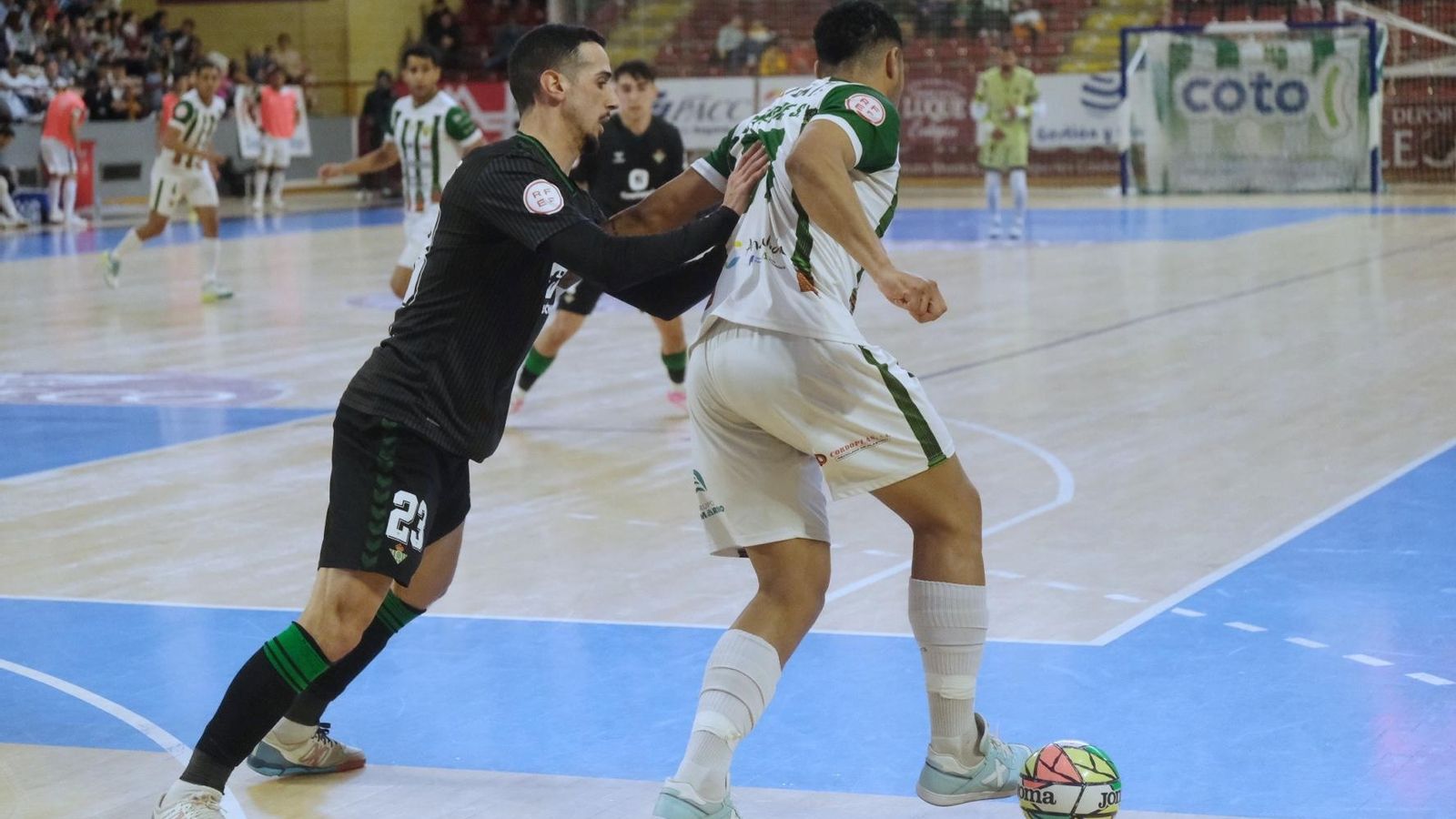 Guilherme aguanta el balón ante la defensa de Piqueras. Guilherme aguanta el balón ante la defensa de Piqueras.
