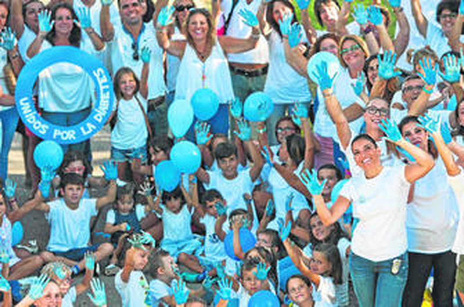 Foto de familia de la asociación 'Unidos por la diabetes en San Fernando', durante su encuentro en el parque del Barrero.