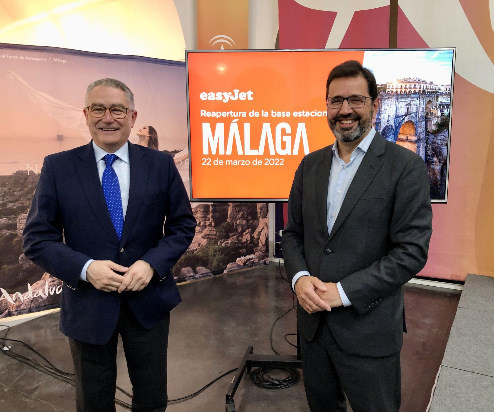 Manuel Muñoz, secretario general de Turismo de la Junta, y Javier Gándara, director general de Easyjet en el sur de Europa, este martes en Málaga