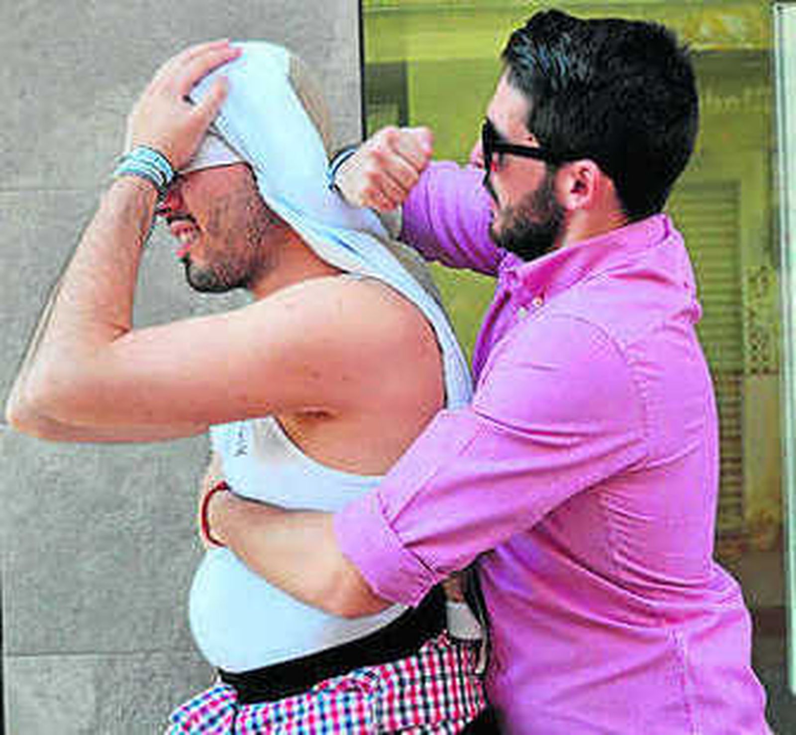 Ajustándose el costal.