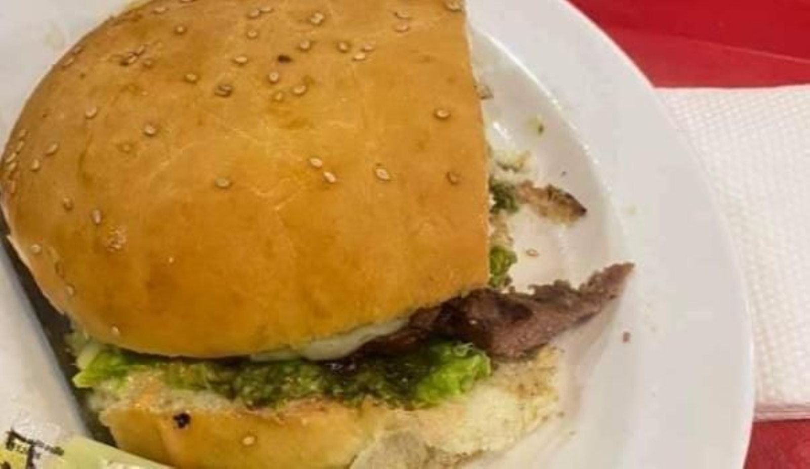 Una mujer encuentra un dedo humano en su hamburguesa