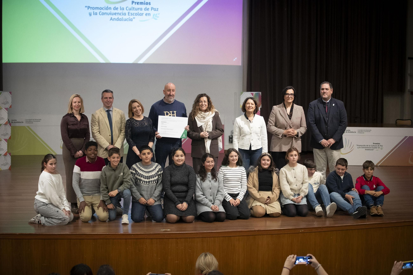 La consejera de Desarrollo Educativo y Formación Profesional, María del Carmen Castillo, junto a los galardonados