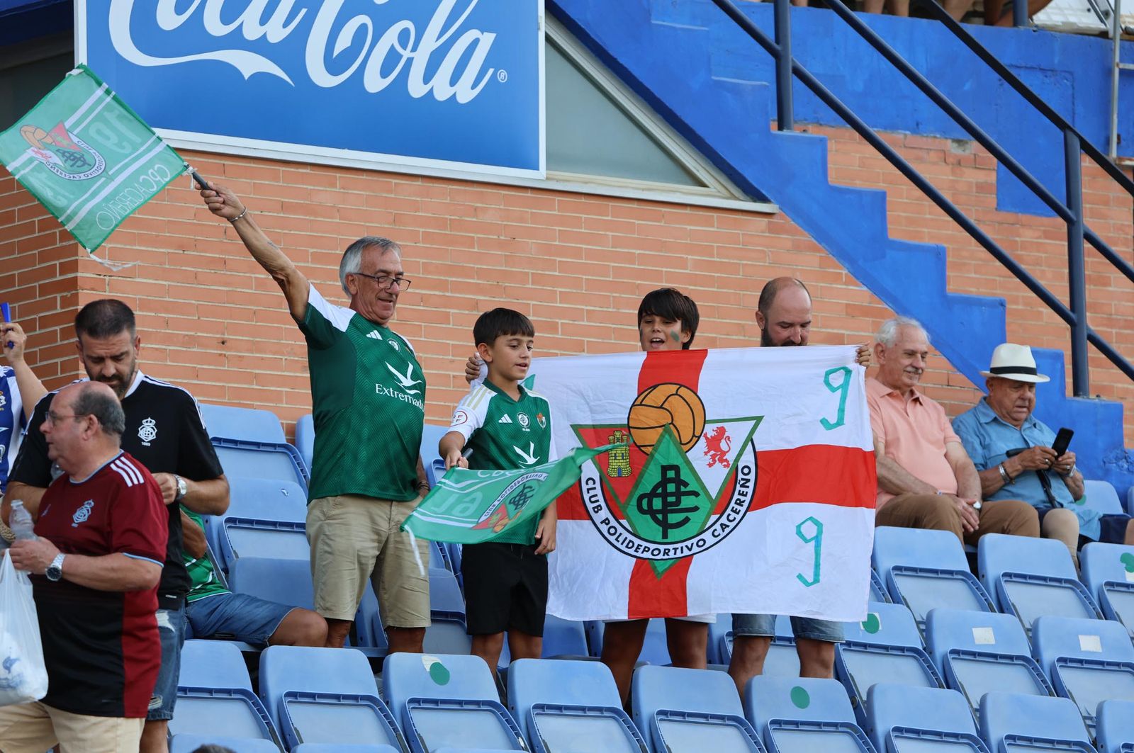 Búscate en las gradas del estadio en la celebración del Trofeo Colombino