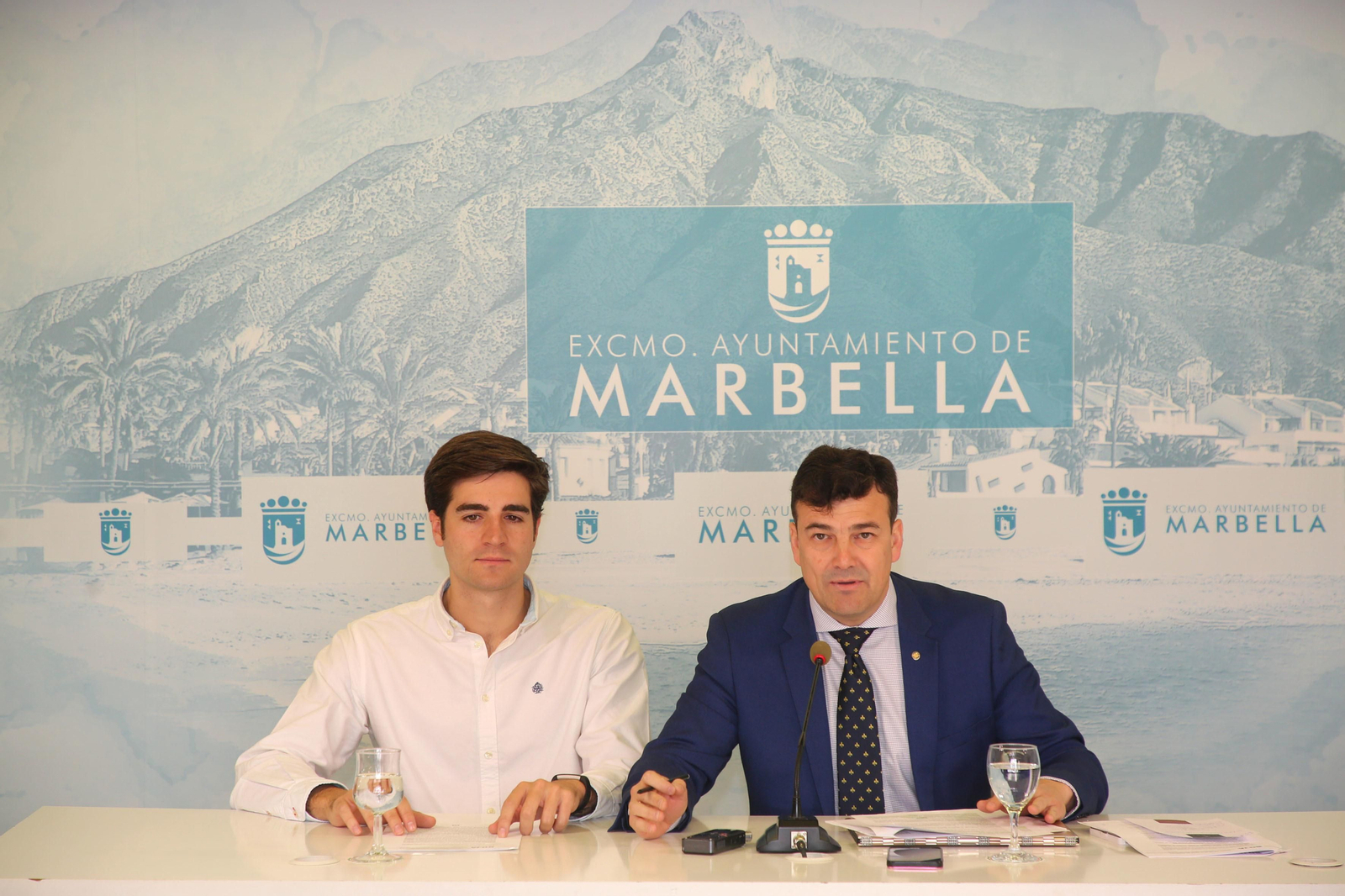 Cristóbal Garre (d), concejal de Empleo, en una rueda de prensa.