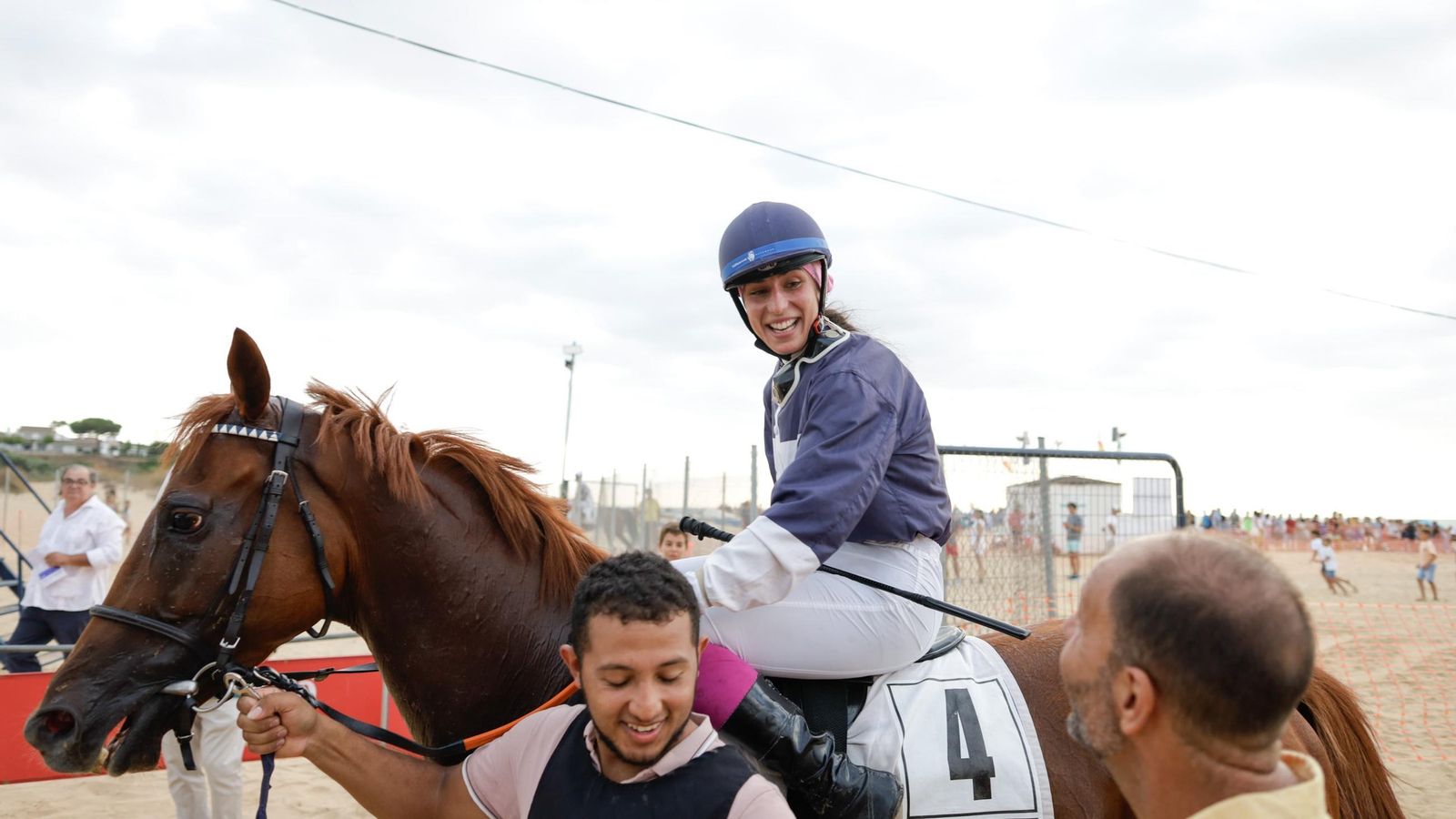 Una sonriente Rocío Relaño tras ganar la Carrera de Amazonas y Gentleman.