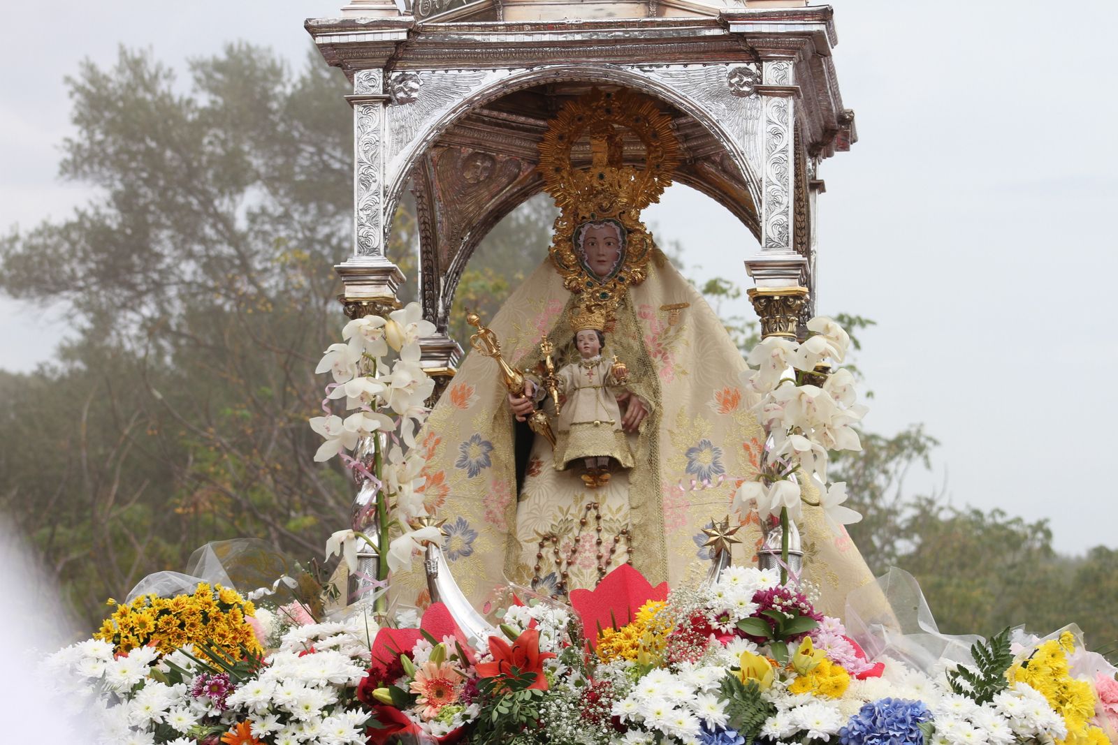 Salida procesional de la Virgen de los Santos en Alcalá
